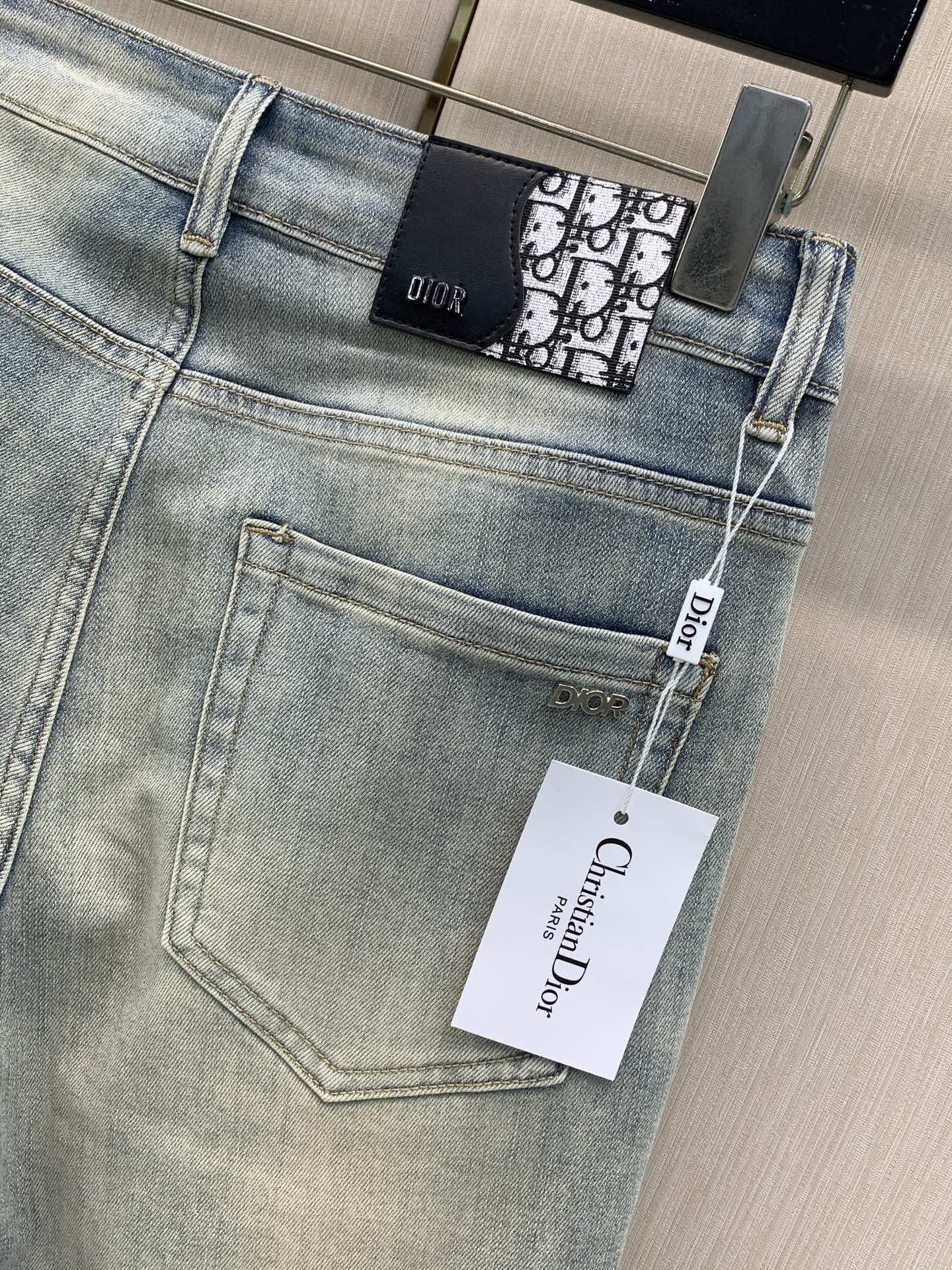 ，Dior 迪奥，2026秋季新品，官网专柜同步有售，原单狠货，时尚休闲水洗牛仔裤，超级有范儿的一款牛仔裤，定制原版水洗
