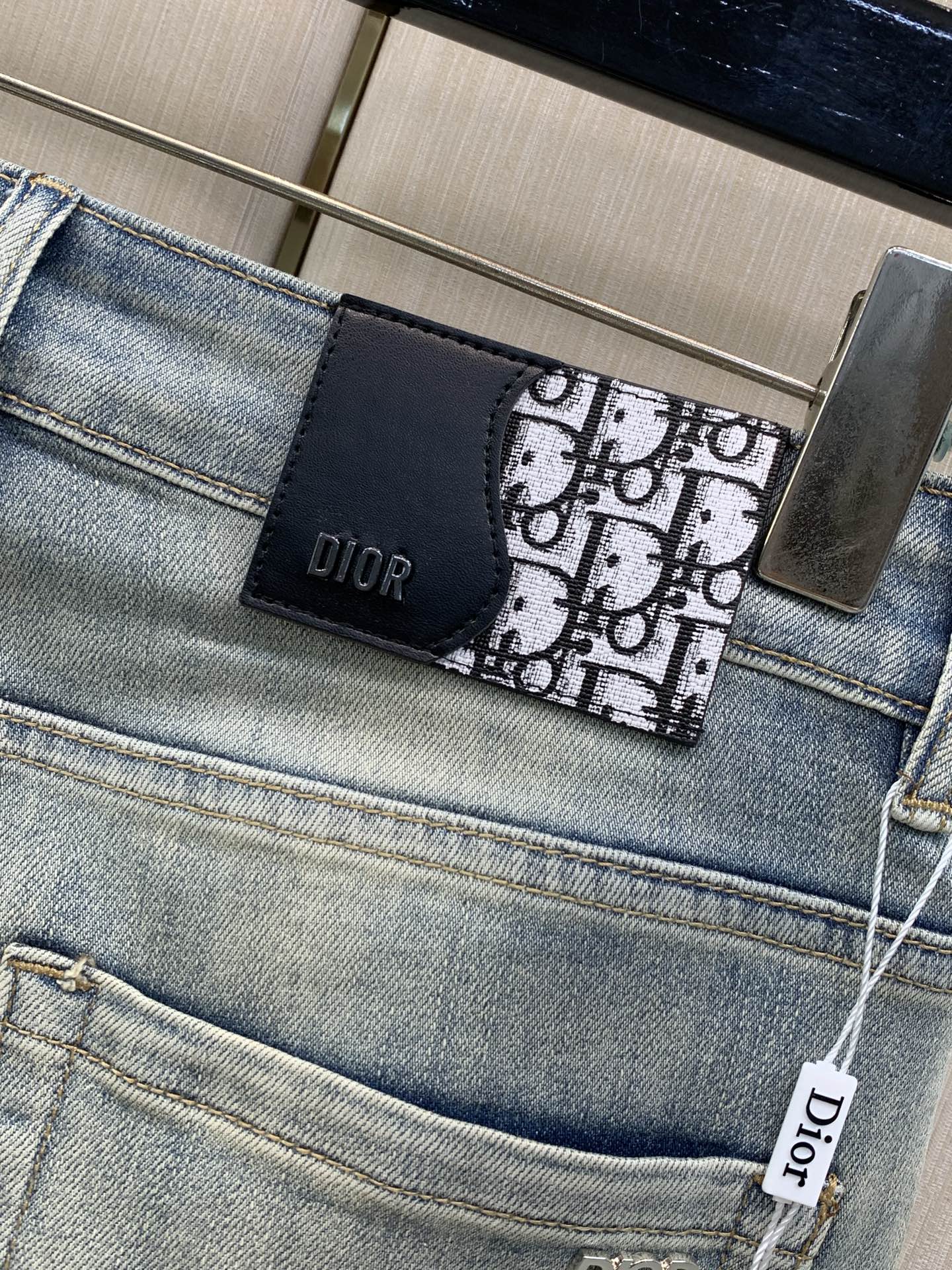 ，Dior 迪奥，2026秋季新品，官网专柜同步有售，原单狠货，时尚休闲水洗牛仔裤，超级有范儿的一款牛仔裤，定制原版水洗
