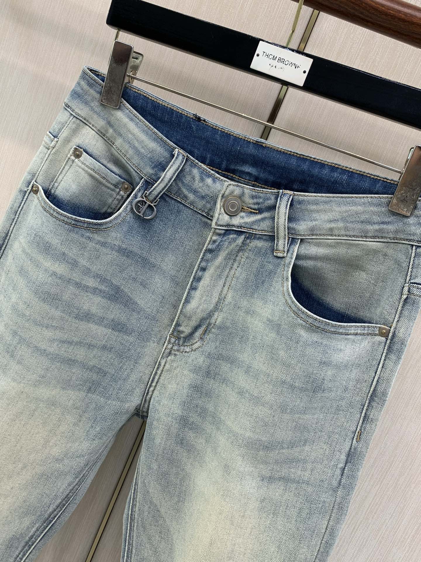 ，Dior 迪奥，2026秋季新品，官网专柜同步有售，原单狠货，时尚休闲水洗牛仔裤，超级有范儿的一款牛仔裤，定制原版水洗