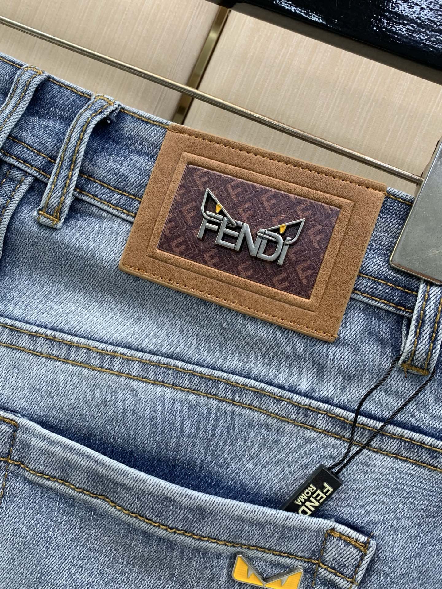 ，Fendi 芬迪，2026秋季季最新品，专柜同步有售，原单狠货，时尚休闲水洗牛仔裤，进口原版水洗弹力面料，舒适有弹性，