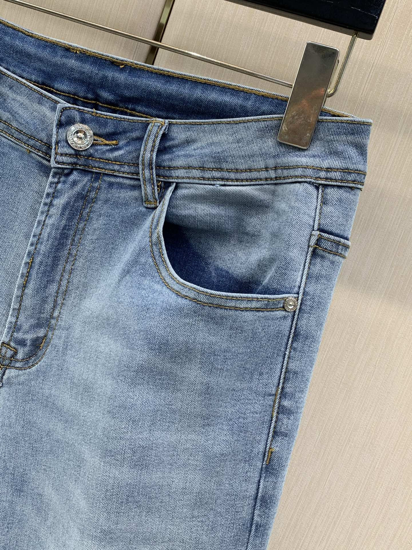 ，Fendi 芬迪，2026秋季季最新品，专柜同步有售，原单狠货，时尚休闲水洗牛仔裤，进口原版水洗弹力面料，舒适有弹性，