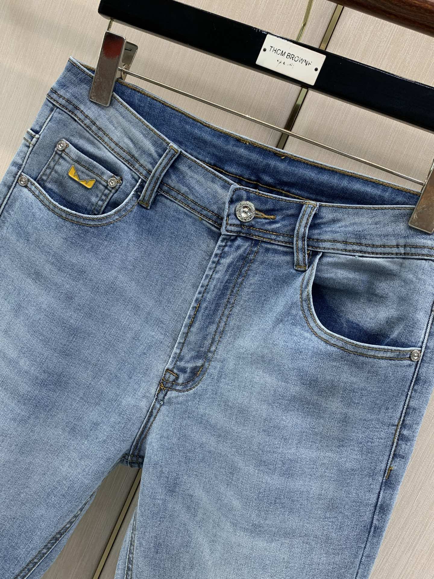 ，Fendi 芬迪，2026秋季季最新品，专柜同步有售，原单狠货，时尚休闲水洗牛仔裤，进口原版水洗弹力面料，舒适有弹性，
