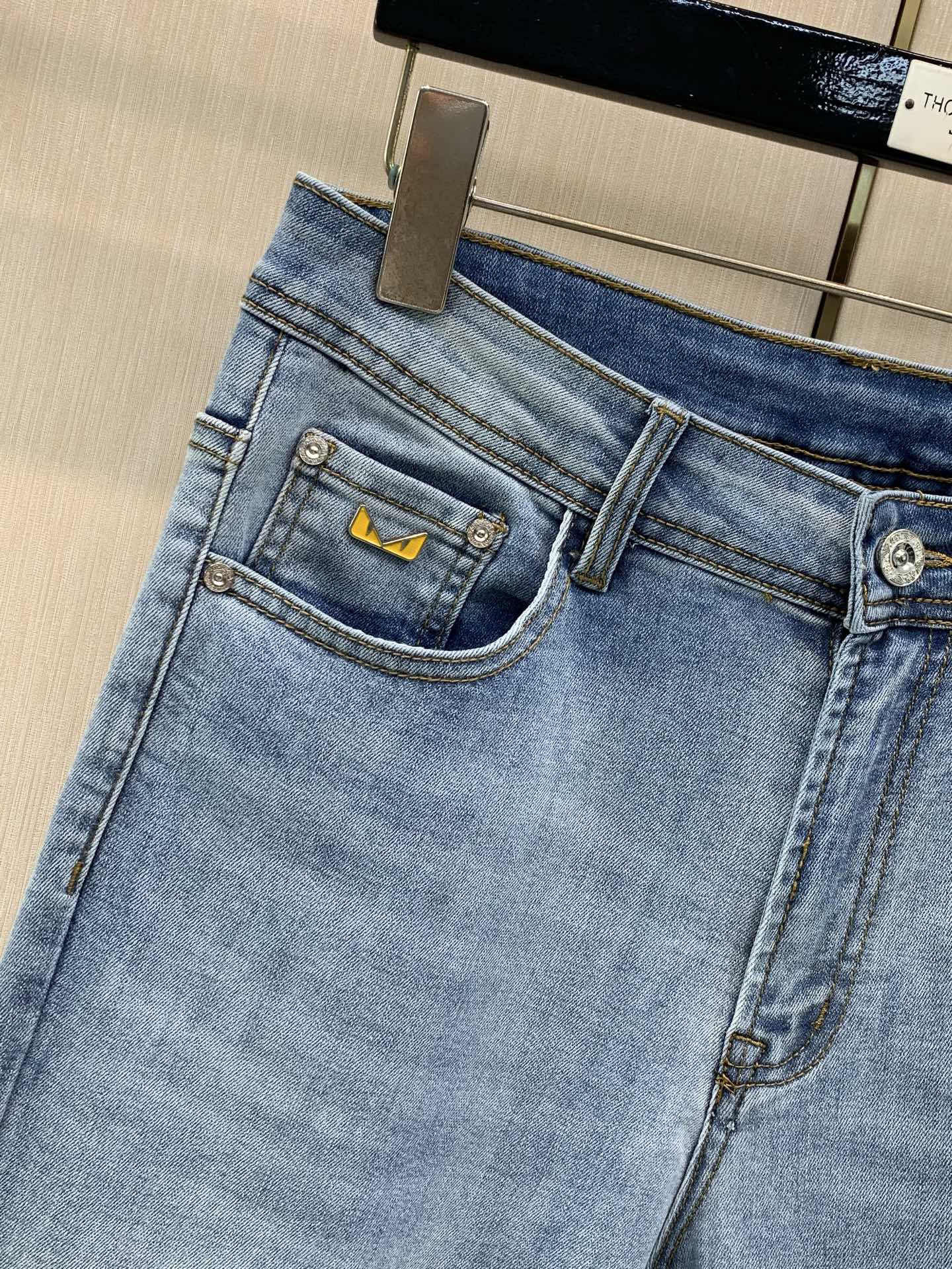 ，Fendi 芬迪，2026秋季季最新品，专柜同步有售，原单狠货，时尚休闲水洗牛仔裤，进口原版水洗弹力面料，舒适有弹性，