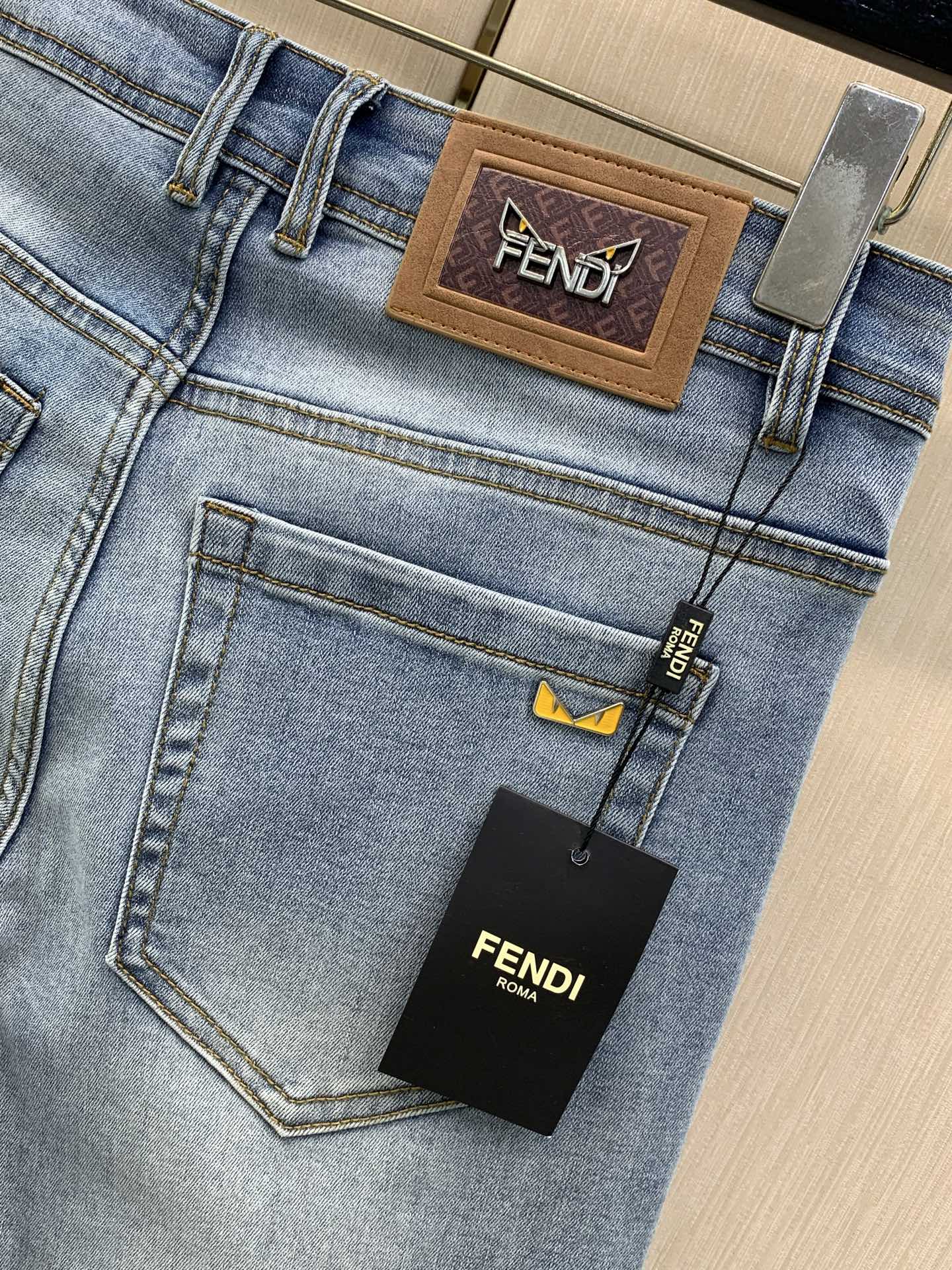 ，Fendi 芬迪，2026秋季季最新品，专柜同步有售，原单狠货，时尚休闲水洗牛仔裤，进口原版水洗弹力面料，舒适有弹性，