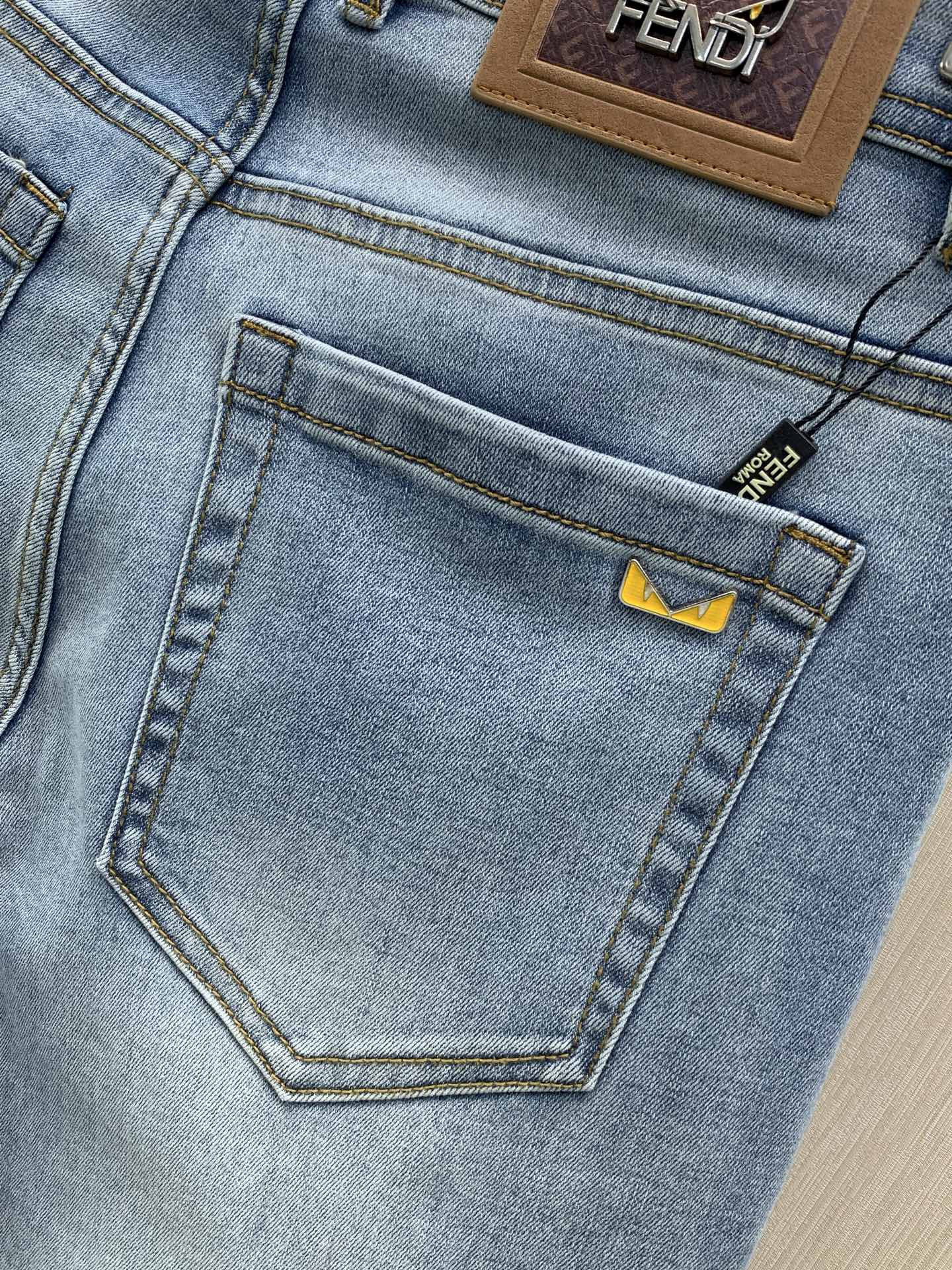 ，Fendi 芬迪，2026秋季季最新品，专柜同步有售，原单狠货，时尚休闲水洗牛仔裤，进口原版水洗弹力面料，舒适有弹性，