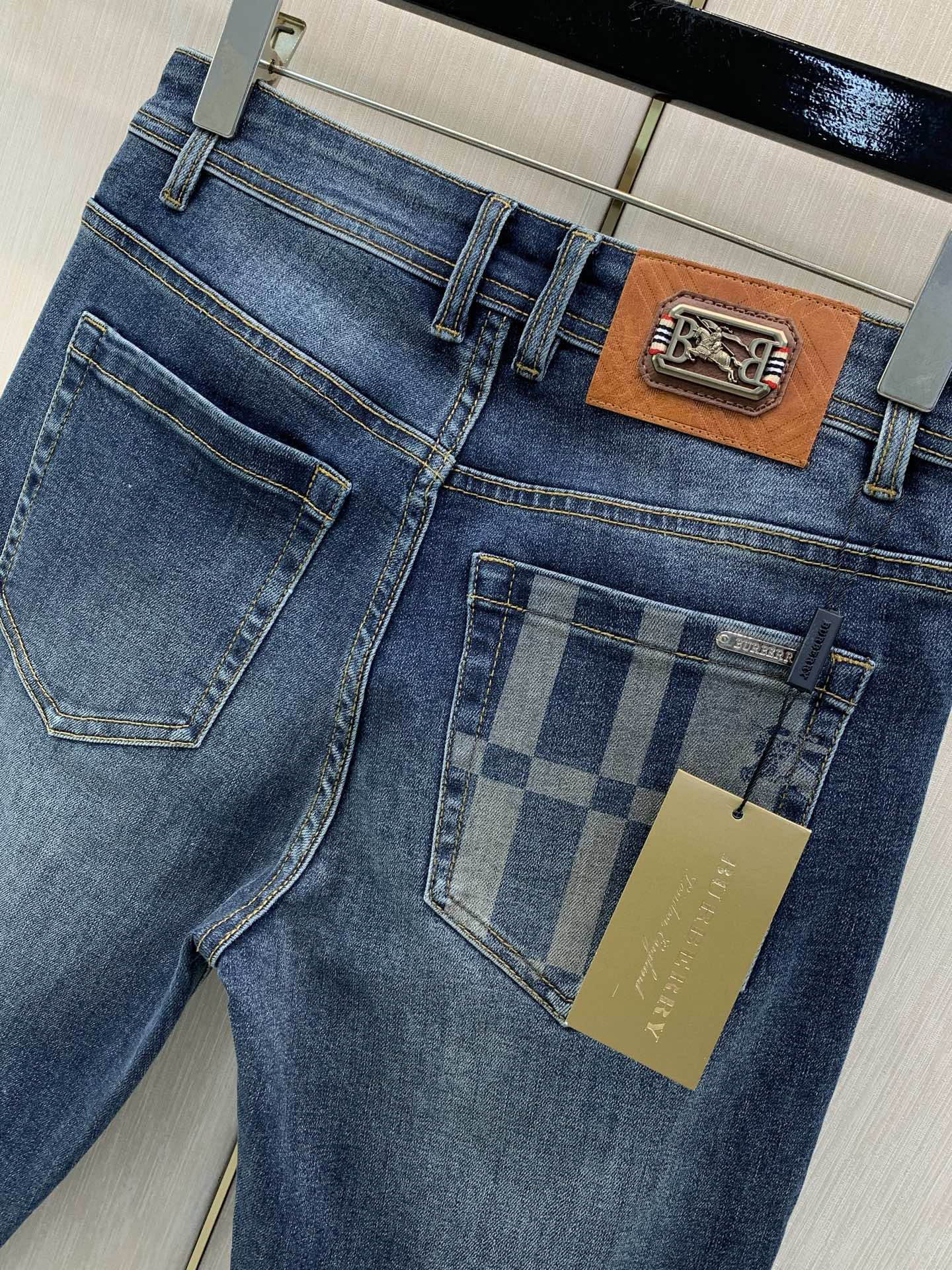 ，Burberry 巴宝莉，2026秋季最新品，专柜同步有售，原单狠货，时尚休闲水洗牛仔裤，进口原版面料，上身舒适透气，