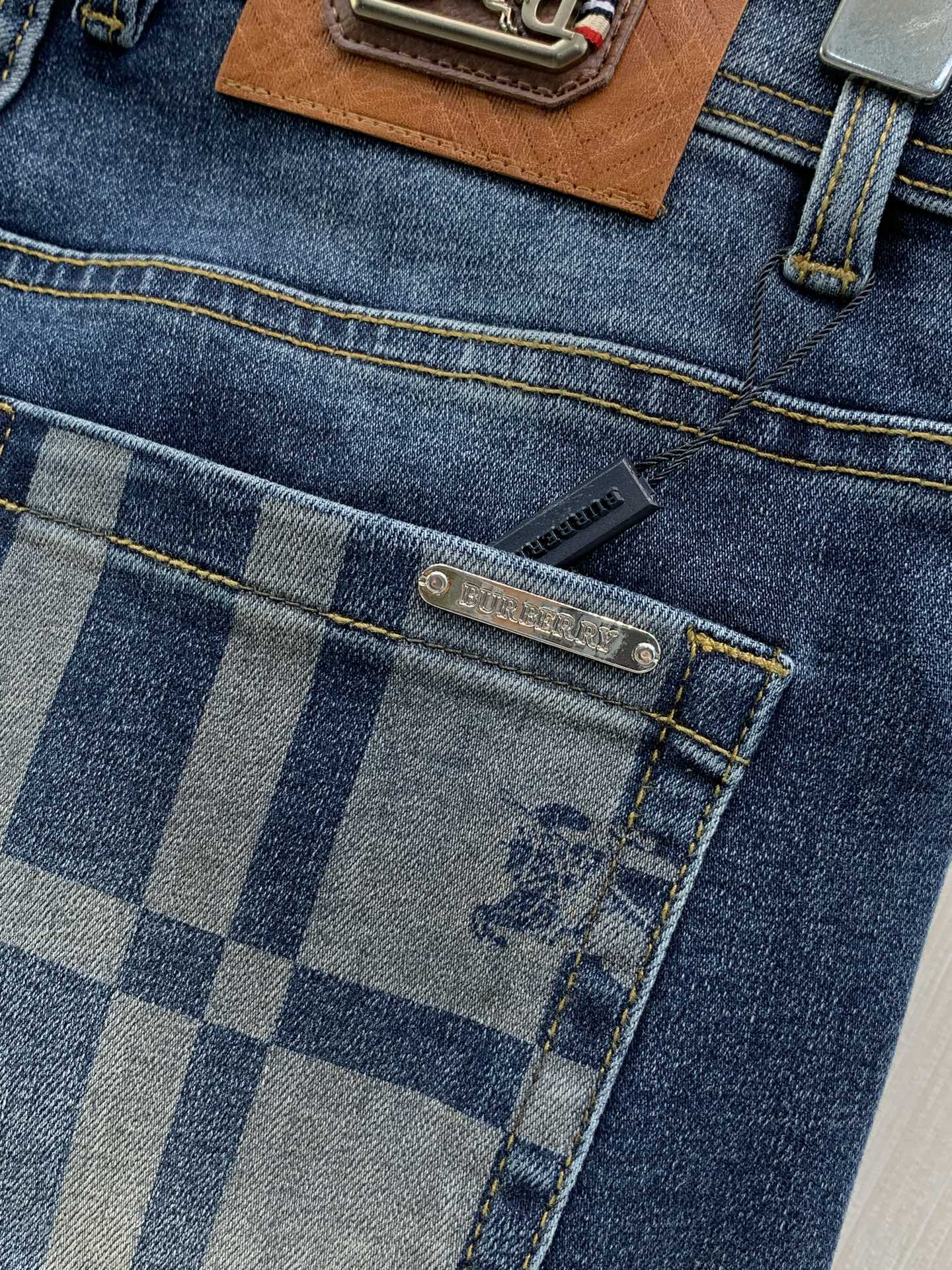 ，Burberry 巴宝莉，2026秋季最新品，专柜同步有售，原单狠货，时尚休闲水洗牛仔裤，进口原版面料，上身舒适透气，