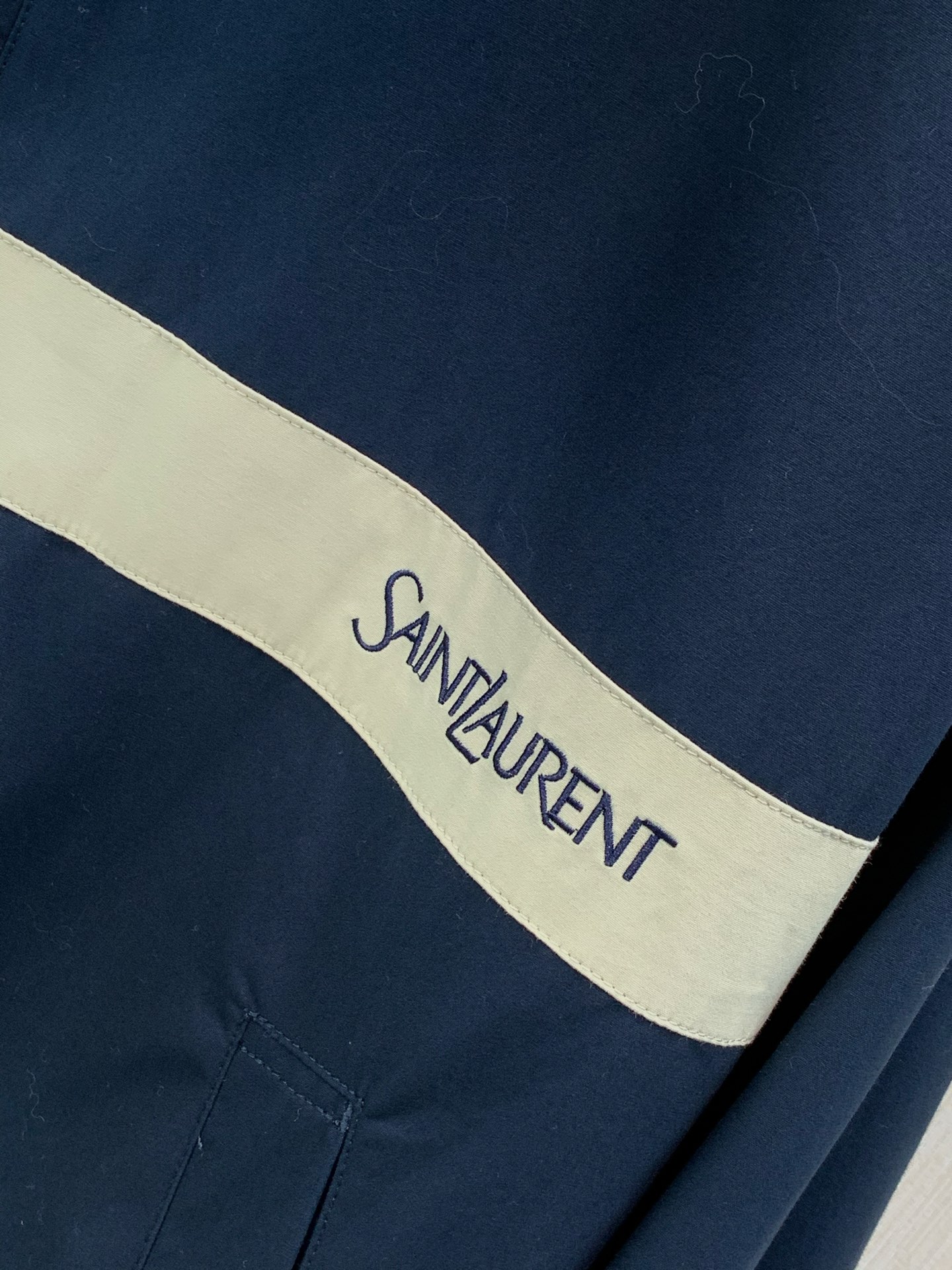 ，Saint Laurent 圣罗兰，2026秋季新品，时尚休闲圆立领夹克外套，专柜同步有售，原单狠货，采用进口原版面料