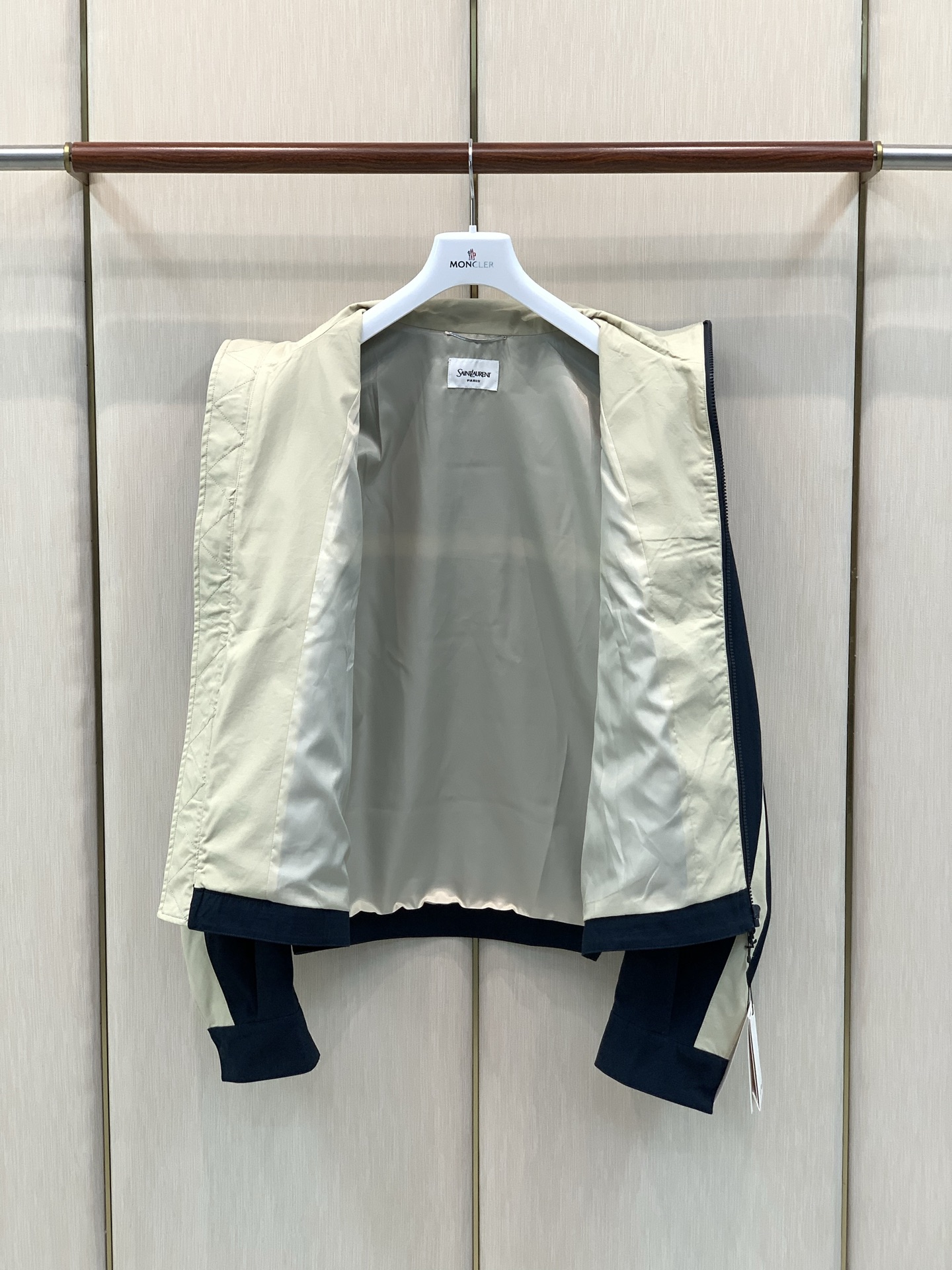 ，Saint Laurent 圣罗兰，2026秋季新品，时尚休闲圆立领夹克外套，专柜同步有售，原单狠货，采用进口原版面料