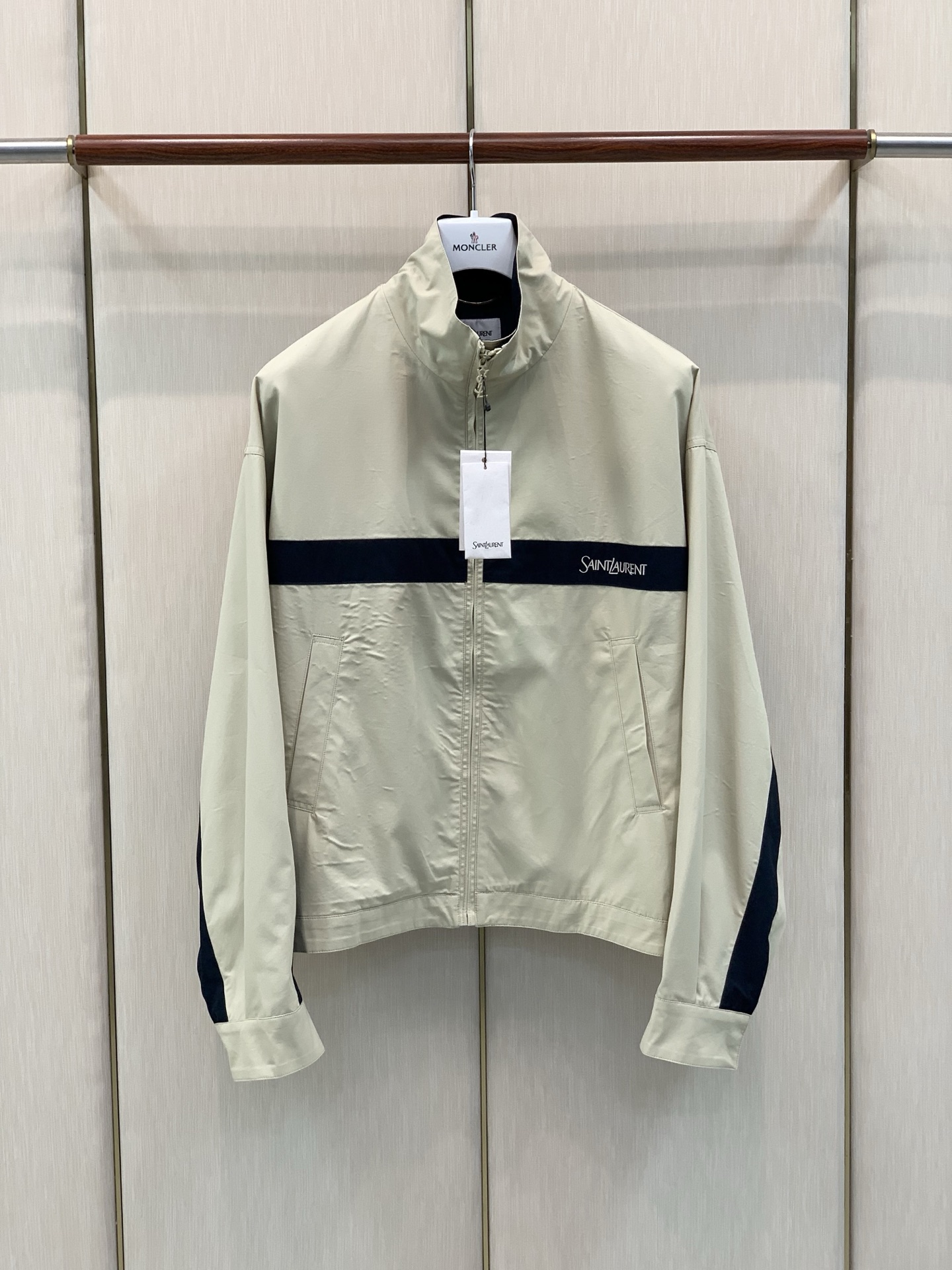 ，Saint Laurent 圣罗兰，2026秋季新品，时尚休闲圆立领夹克外套，专柜同步有售，原单狠货，采用进口原版面料