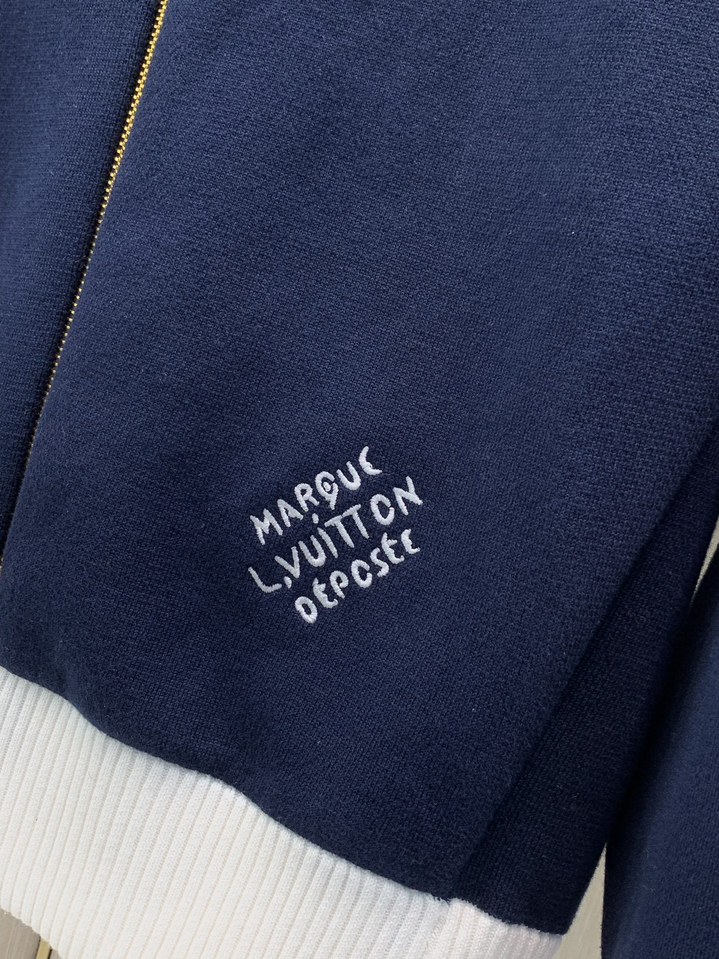 ，LouisVuitton 路易威登，2026秋冬最新款，专柜同步有售，原单狠货，时尚休闲针织开衫毛衣外套，上身很有特点