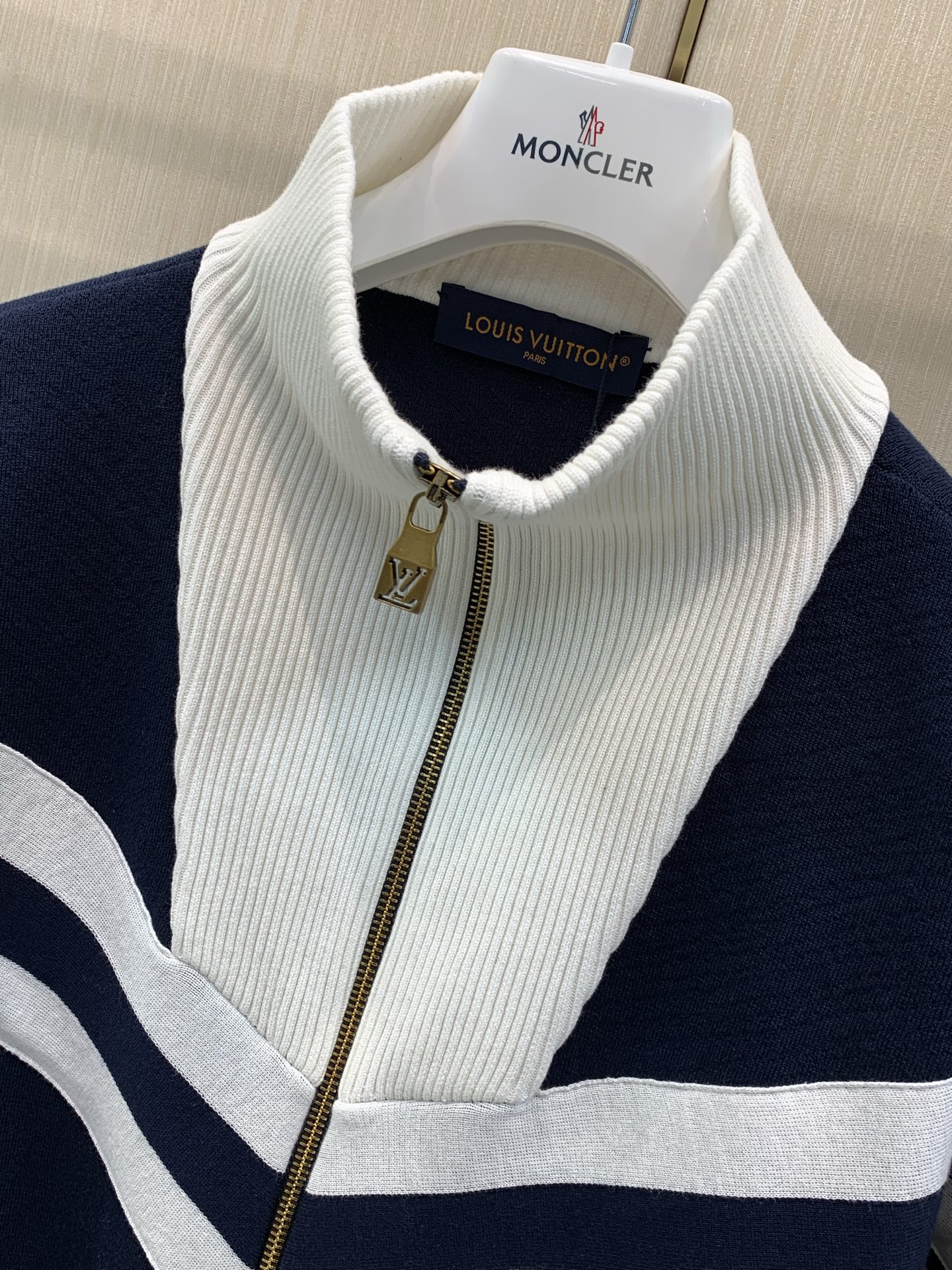 ，LouisVuitton 路易威登，2026秋冬最新款，专柜同步有售，原单狠货，时尚休闲针织开衫毛衣外套，上身很有特点