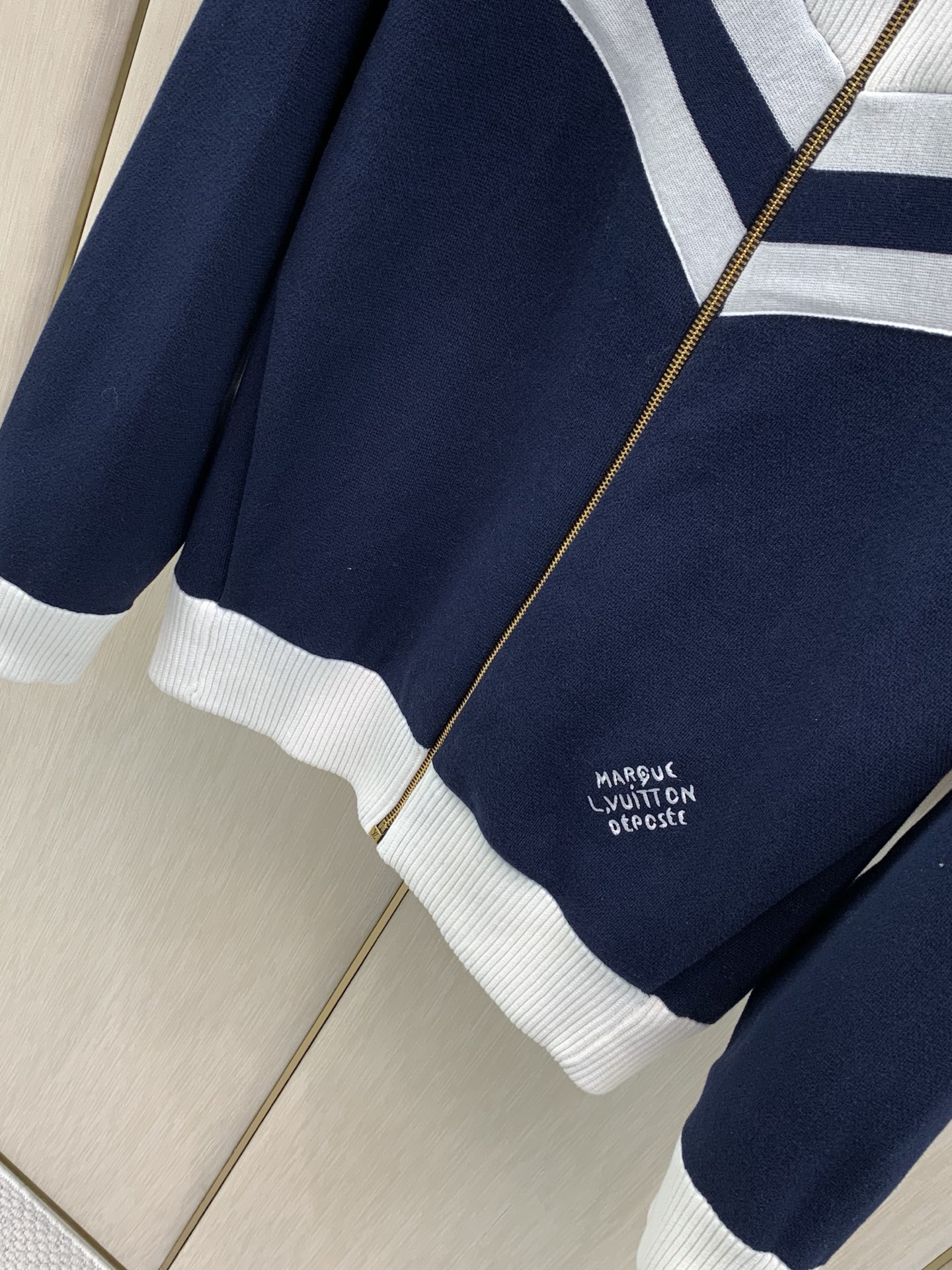 ，LouisVuitton 路易威登，2026秋冬最新款，专柜同步有售，原单狠货，时尚休闲针织开衫毛衣外套，上身很有特点