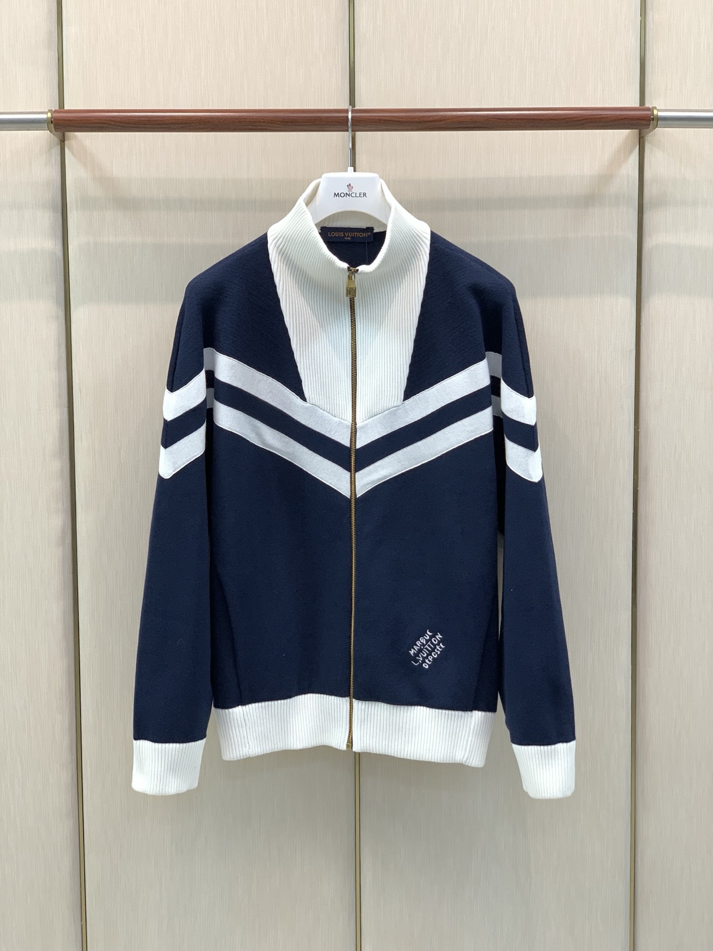 ，LouisVuitton 路易威登，2026秋冬最新款，专柜同步有售，原单狠货，时尚休闲针织开衫毛衣外套，上身很有特点