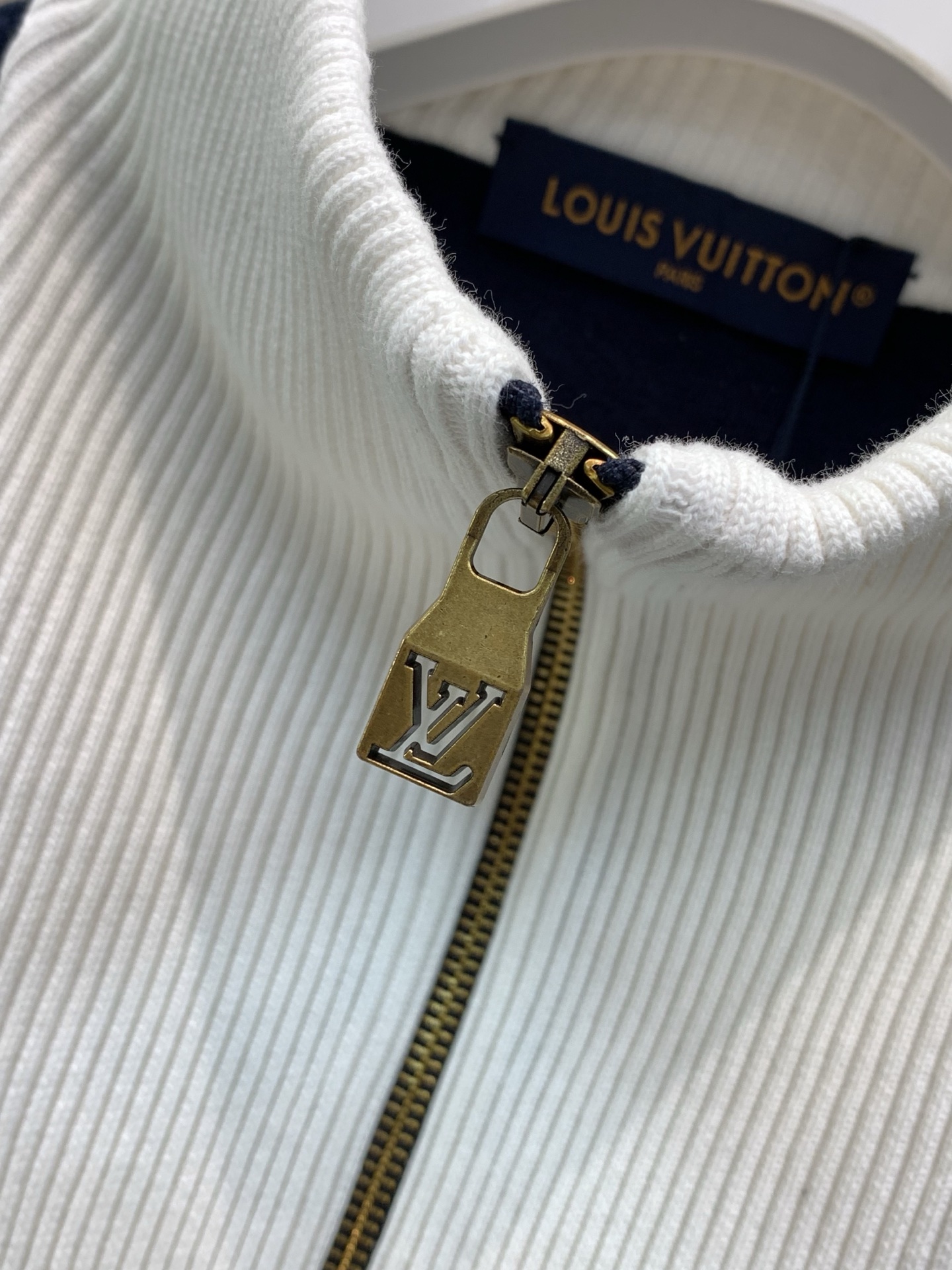 ，LouisVuitton 路易威登，2026秋冬最新款，专柜同步有售，原单狠货，时尚休闲针织开衫毛衣外套，上身很有特点