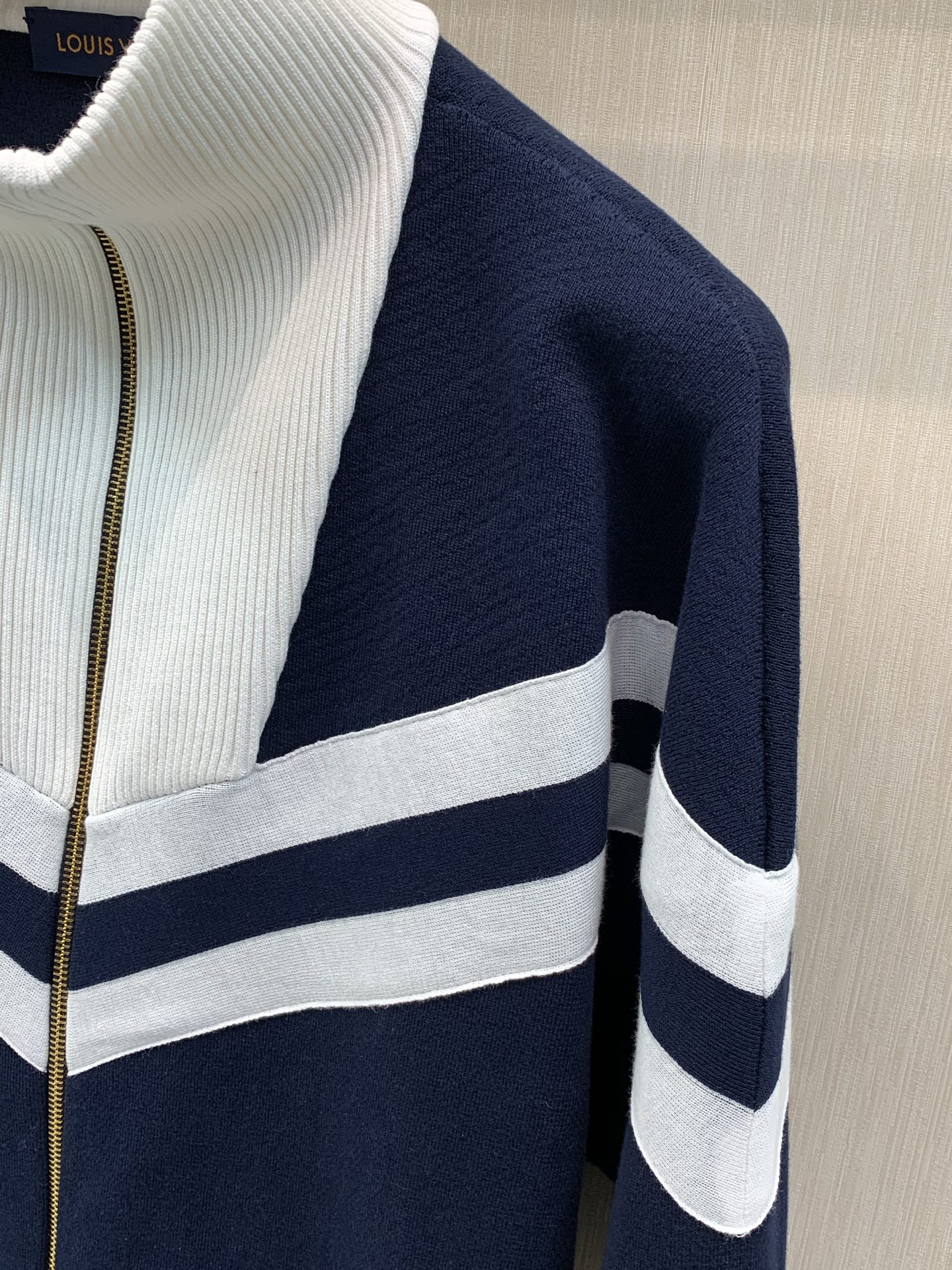 ，LouisVuitton 路易威登，2026秋冬最新款，专柜同步有售，原单狠货，时尚休闲针织开衫毛衣外套，上身很有特点