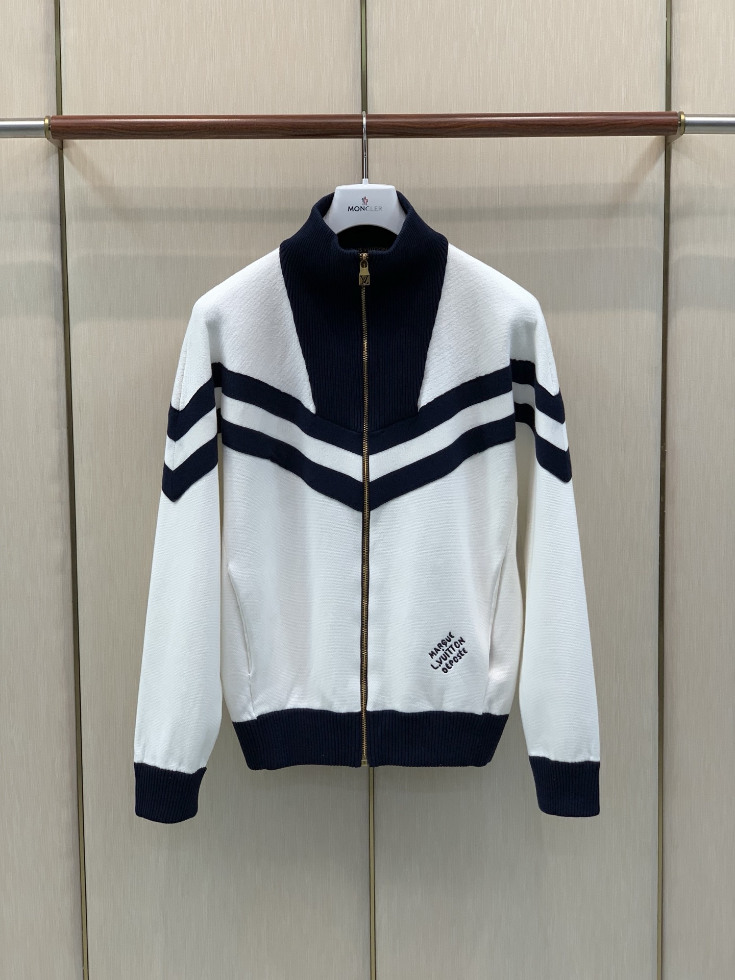 ，LouisVuitton 路易威登，2026秋冬最新款，专柜同步有售，原单狠货，时尚休闲针织开衫毛衣外套，上身很有特点