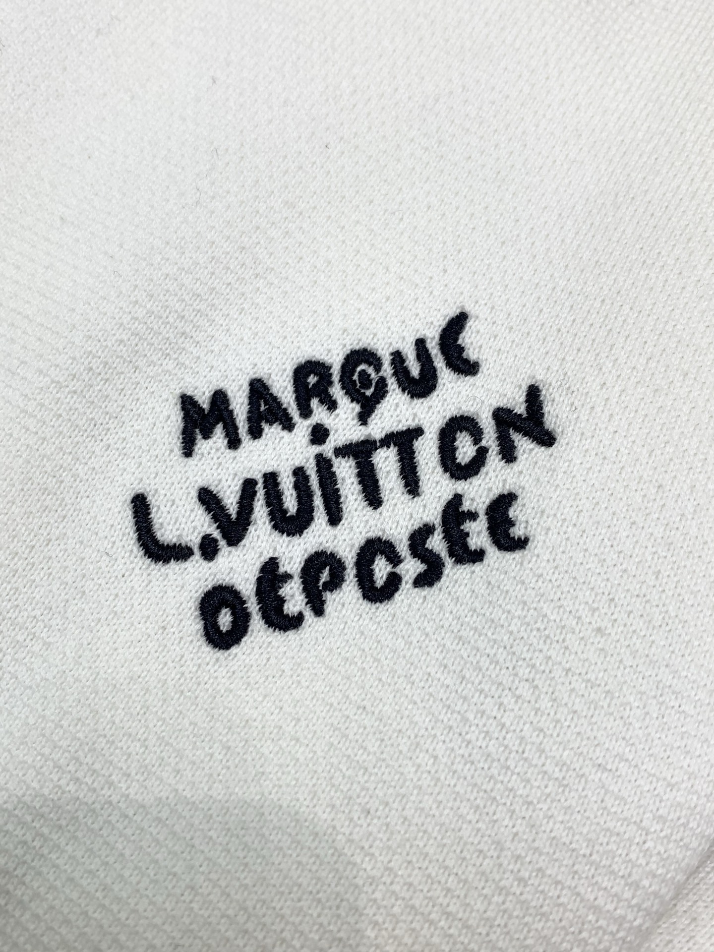 ,LouisVuitton 路易威登,2026秋冬最新款,专柜同步有售,原单狠货,时尚休闲针织开衫毛衣外套,上身很有特点 ,LouisVuitton 路易威登,2026秋冬最新款,专柜同步有售,原单狠货,时尚休闲针织开衫毛衣外套,上身很有特点