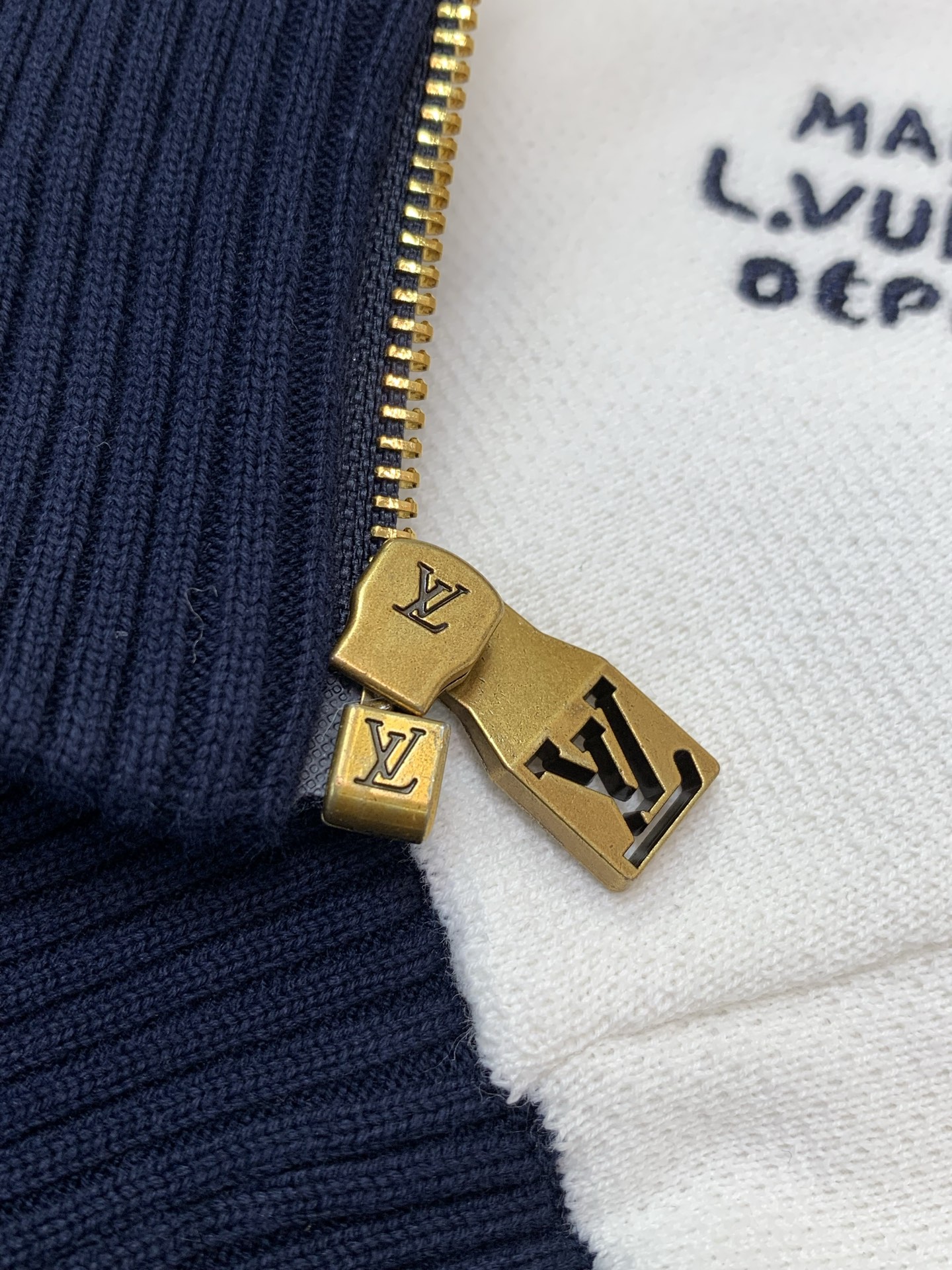 ,LouisVuitton 路易威登,2026秋冬最新款,专柜同步有售,原单狠货,时尚休闲针织开衫毛衣外套,上身很有特点 ,LouisVuitton 路易威登,2026秋冬最新款,专柜同步有售,原单狠货,时尚休闲针织开衫毛衣外套,上身很有特点
