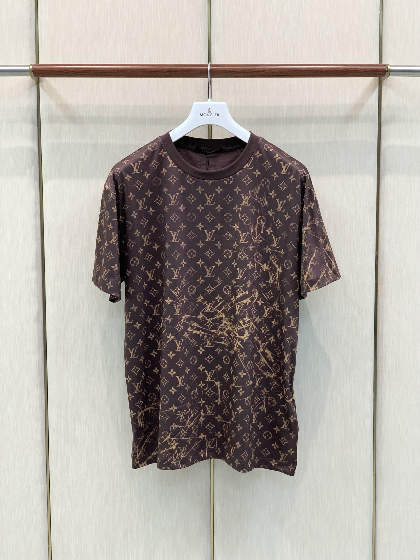 ，LouisVuitton 路易威登，2026夏季最新款，专柜同步有售，原单狠货，时尚休闲圆领短袖T恤，上身很有特点！吸