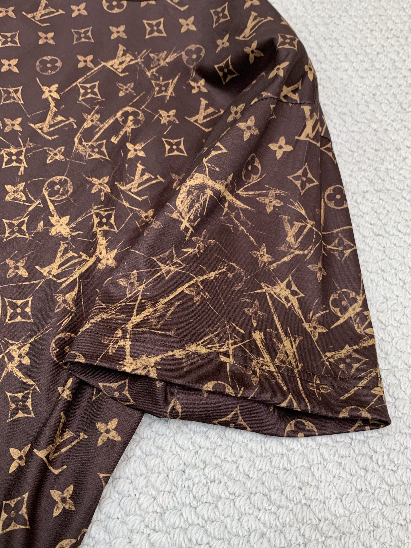 ，LouisVuitton 路易威登，2026夏季最新款，专柜同步有售，原单狠货，时尚休闲圆领短袖T恤，上身很有特点！吸