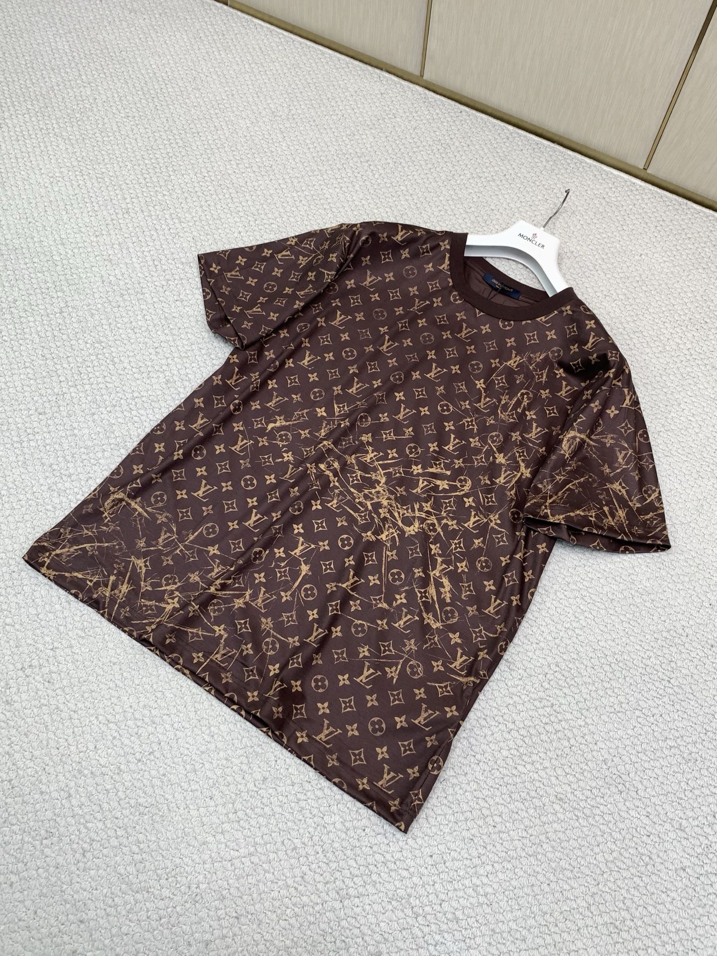 ，LouisVuitton 路易威登，2026夏季最新款，专柜同步有售，原单狠货，时尚休闲圆领短袖T恤，上身很有特点！吸
