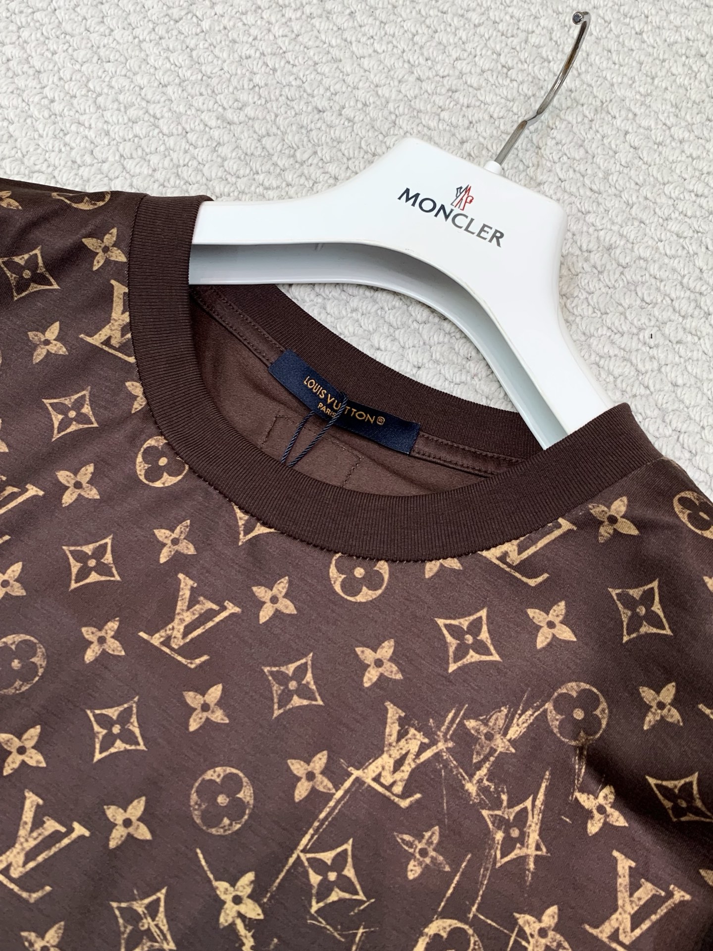 ，LouisVuitton 路易威登，2026夏季最新款，专柜同步有售，原单狠货，时尚休闲圆领短袖T恤，上身很有特点！吸