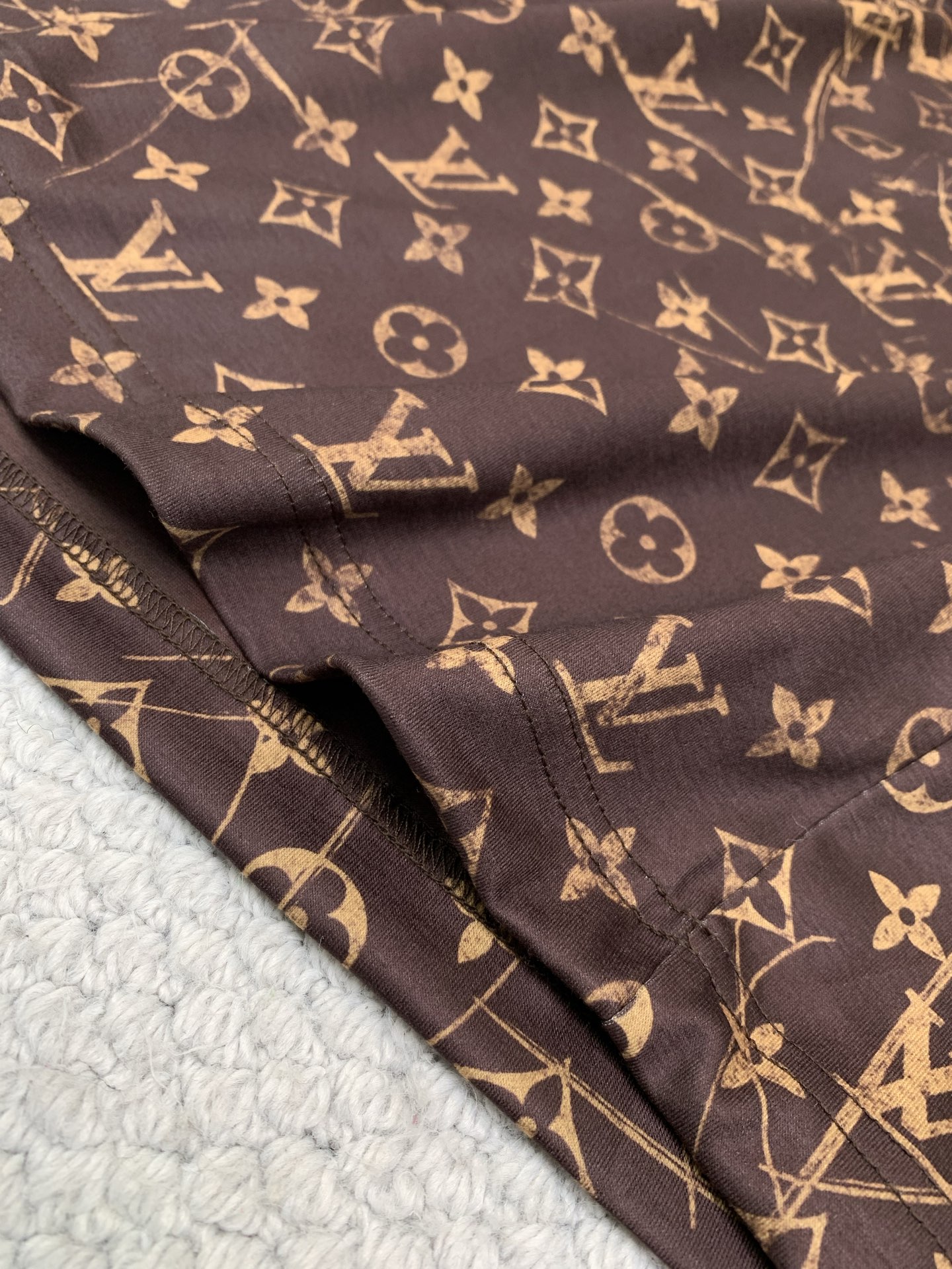 ，LouisVuitton 路易威登，2026夏季最新款，专柜同步有售，原单狠货，时尚休闲圆领短袖T恤，上身很有特点！吸
