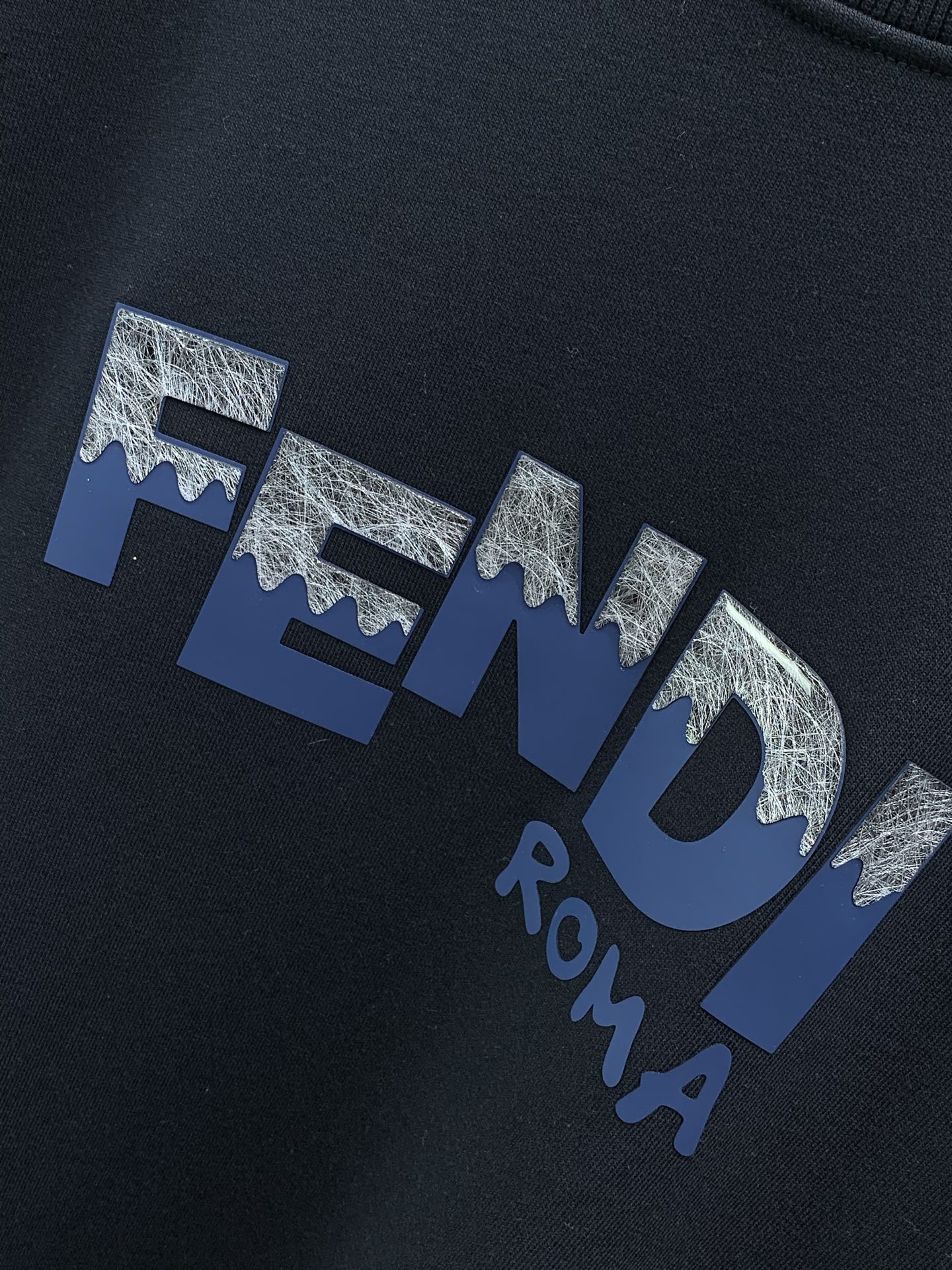 ，FENDI 芬迪，2026早秋最新品，专柜同步有售，原单狠货，时尚休闲圆领卫衣，进口原版面料，顶级印花工艺字母图案lo