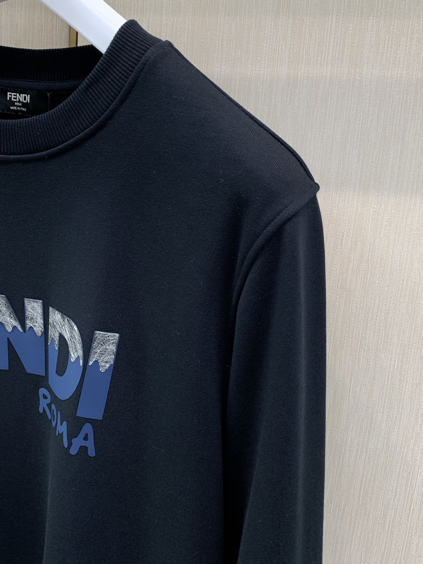 ，FENDI 芬迪，2026早秋最新品，专柜同步有售，原单狠货，时尚休闲圆领卫衣，进口原版面料，顶级印花工艺字母图案lo
