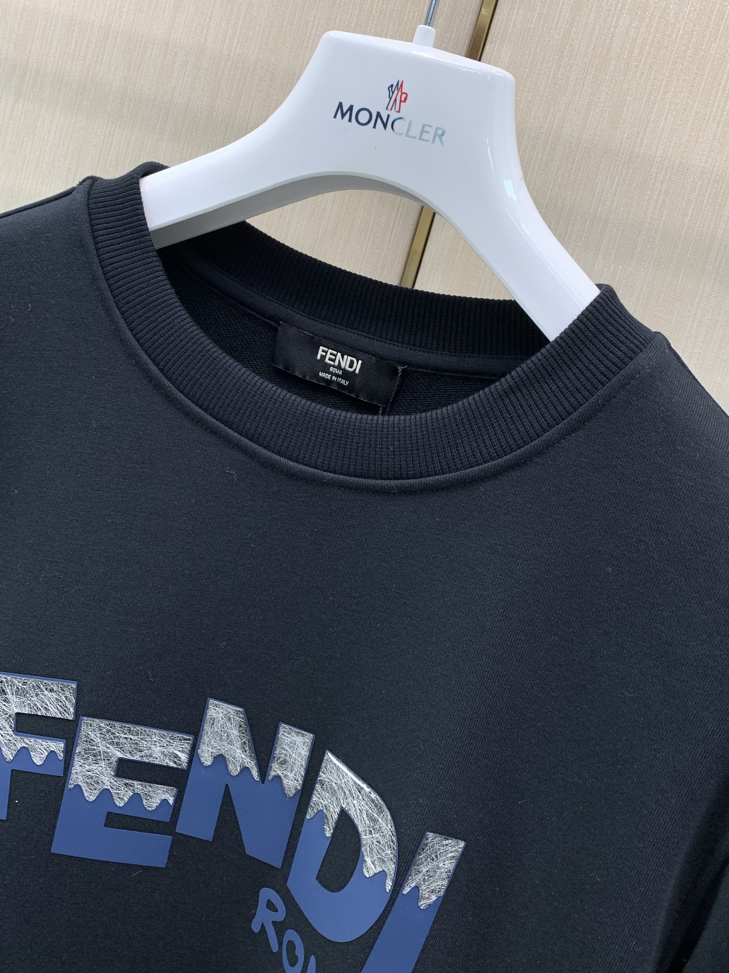 ，FENDI 芬迪，2026早秋最新品，专柜同步有售，原单狠货，时尚休闲圆领卫衣，进口原版面料，顶级印花工艺字母图案lo