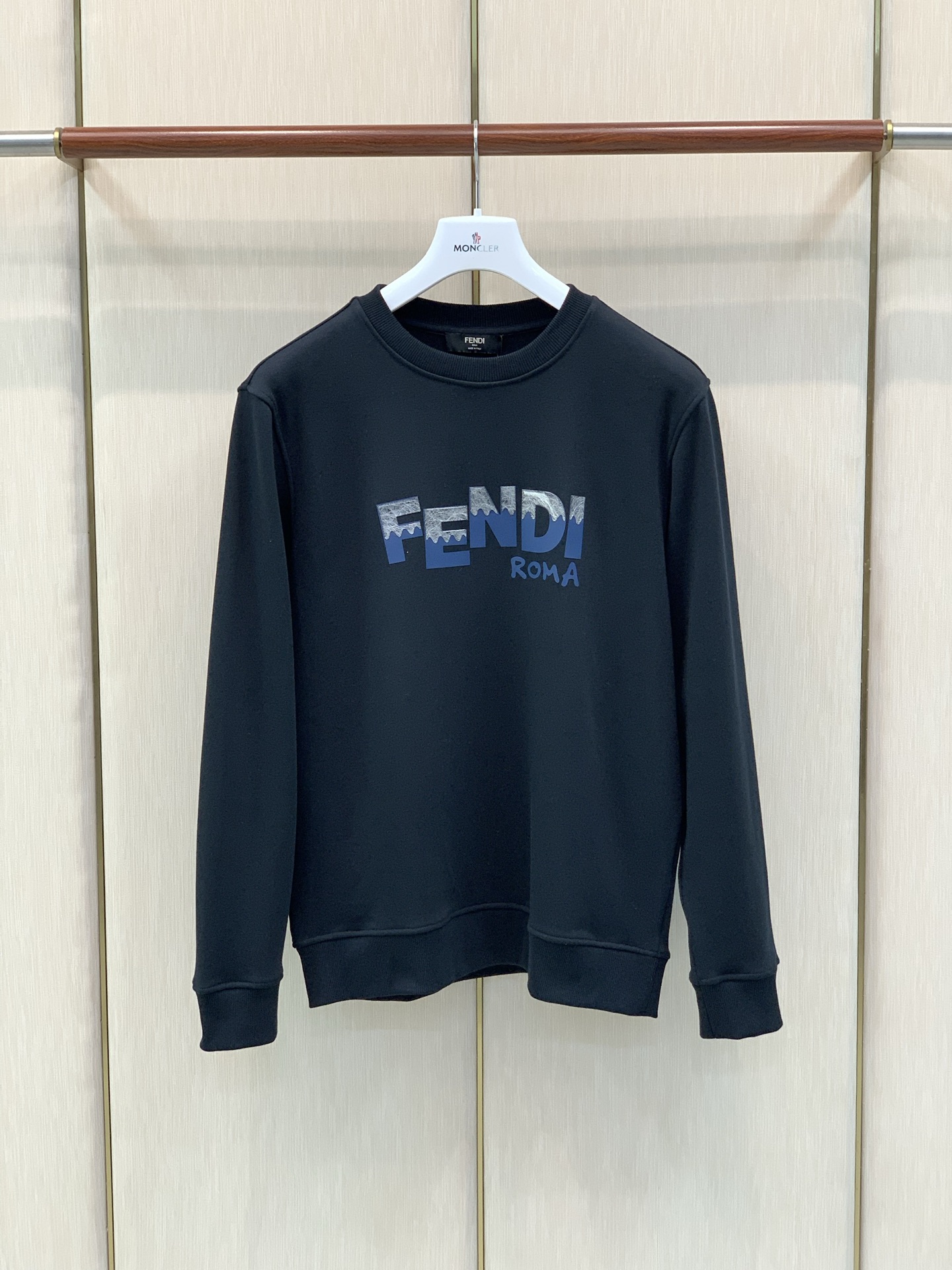 ，FENDI 芬迪，2026早秋最新品，专柜同步有售，原单狠货，时尚休闲圆领卫衣，进口原版面料，顶级印花工艺字母图案lo