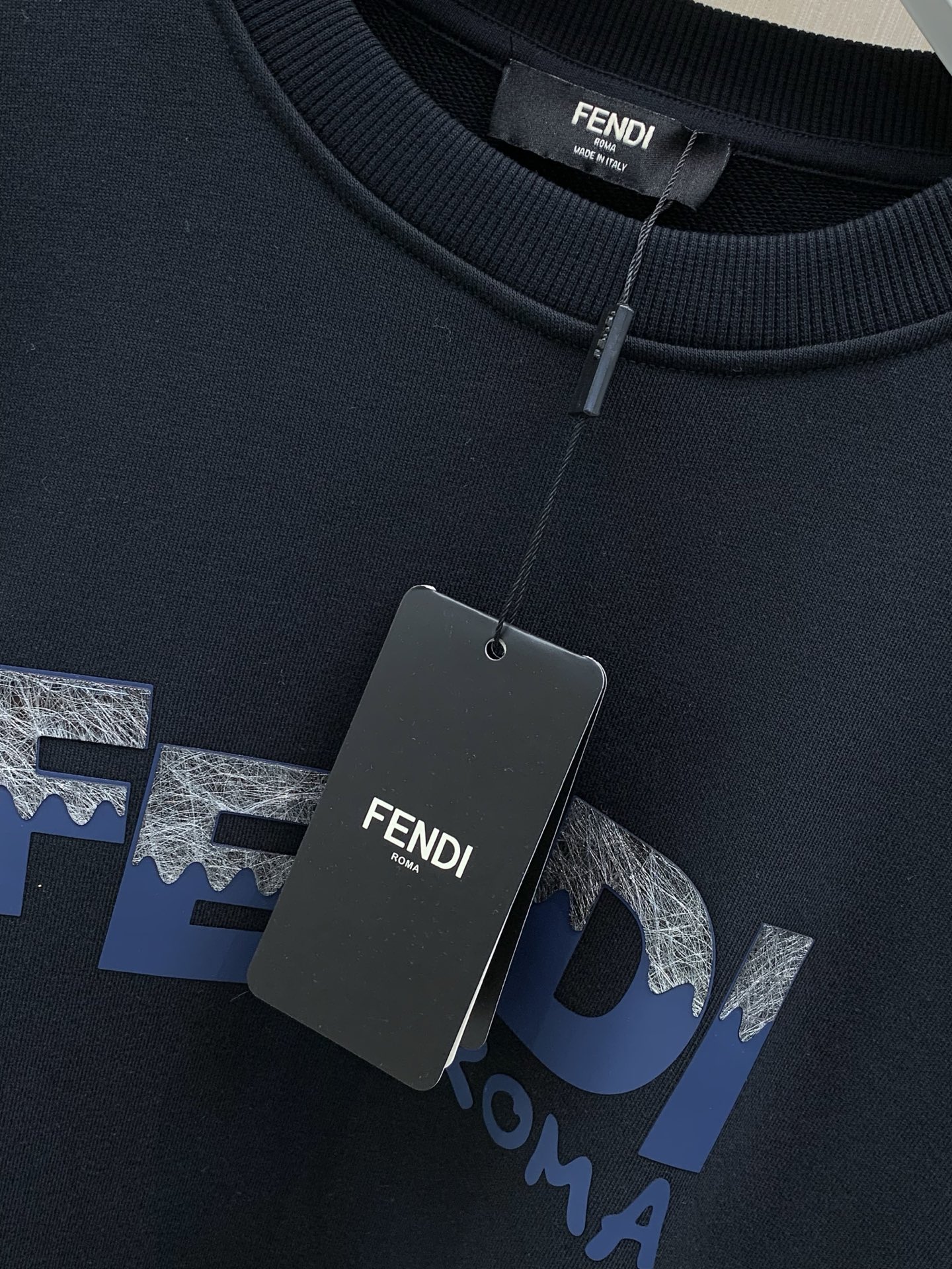 ，FENDI 芬迪，2026早秋最新品，专柜同步有售，原单狠货，时尚休闲圆领卫衣，进口原版面料，顶级印花工艺字母图案lo