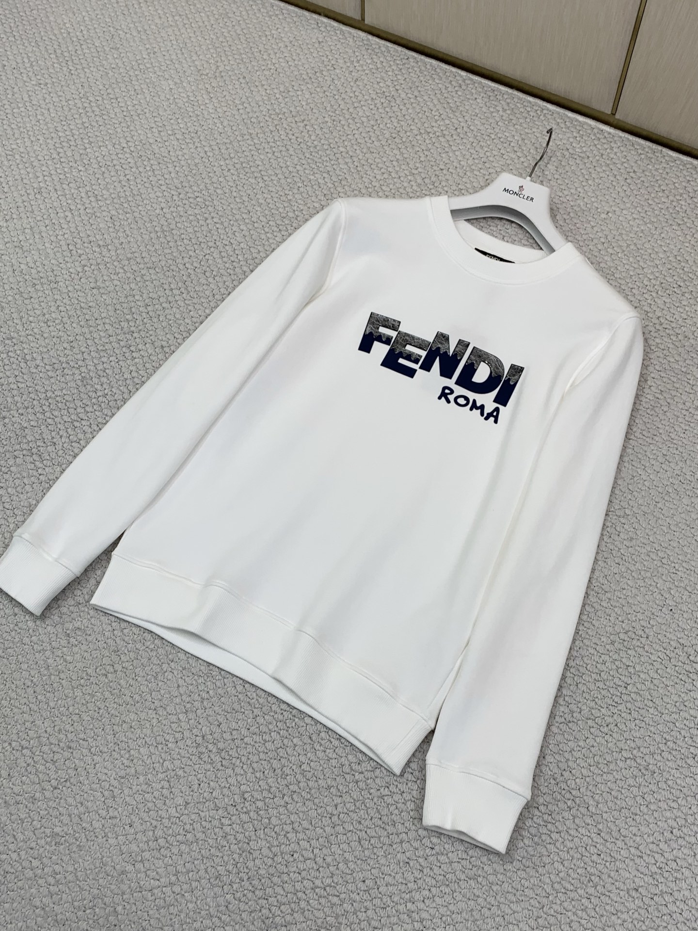 ，FENDI 芬迪，2026早秋最新品，专柜同步有售，原单狠货，时尚休闲圆领卫衣，进口原版面料，顶级印花工艺字母图案lo