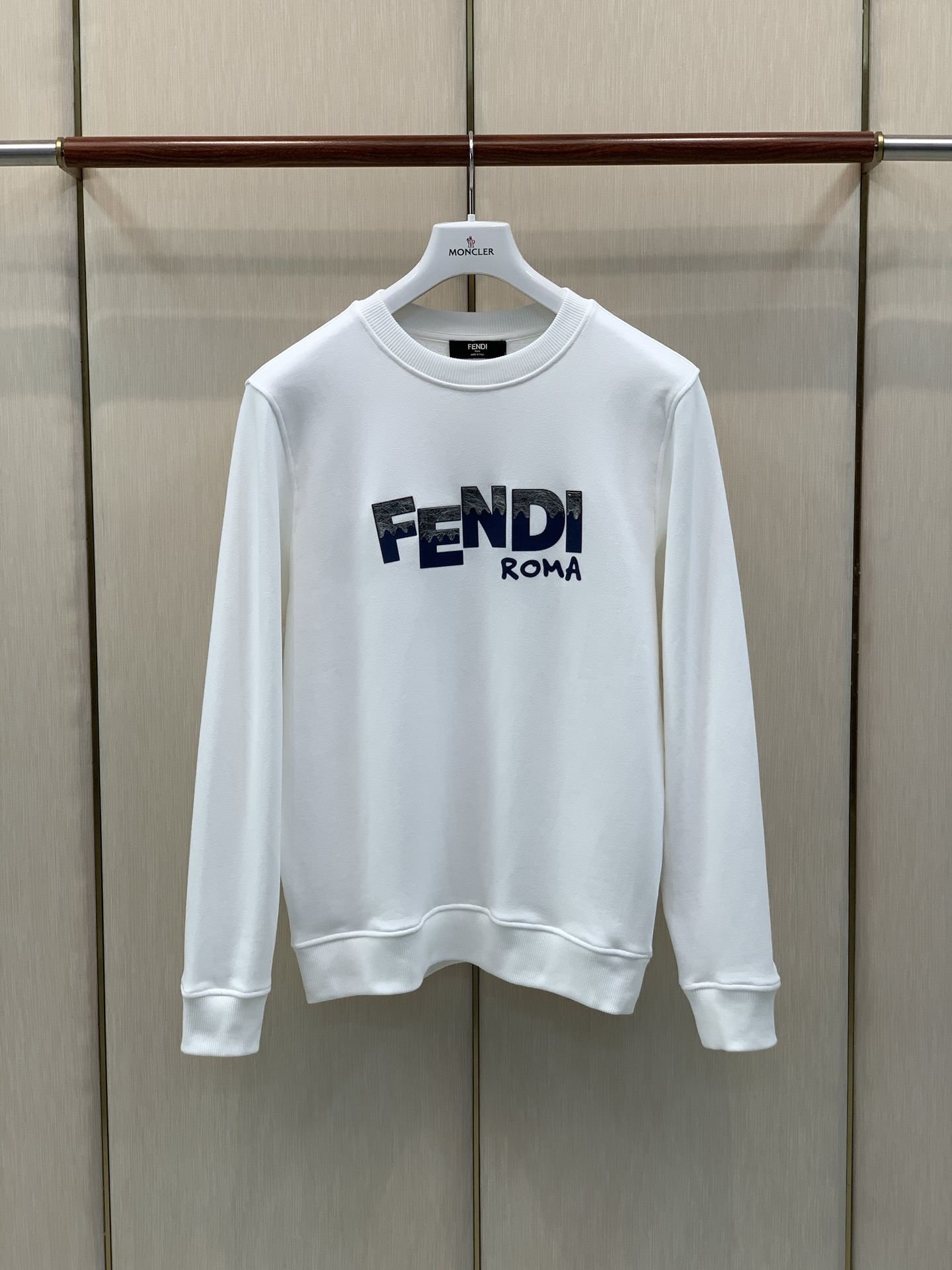 ，FENDI 芬迪，2026早秋最新品，专柜同步有售，原单狠货，时尚休闲圆领卫衣，进口原版面料，顶级印花工艺字母图案lo