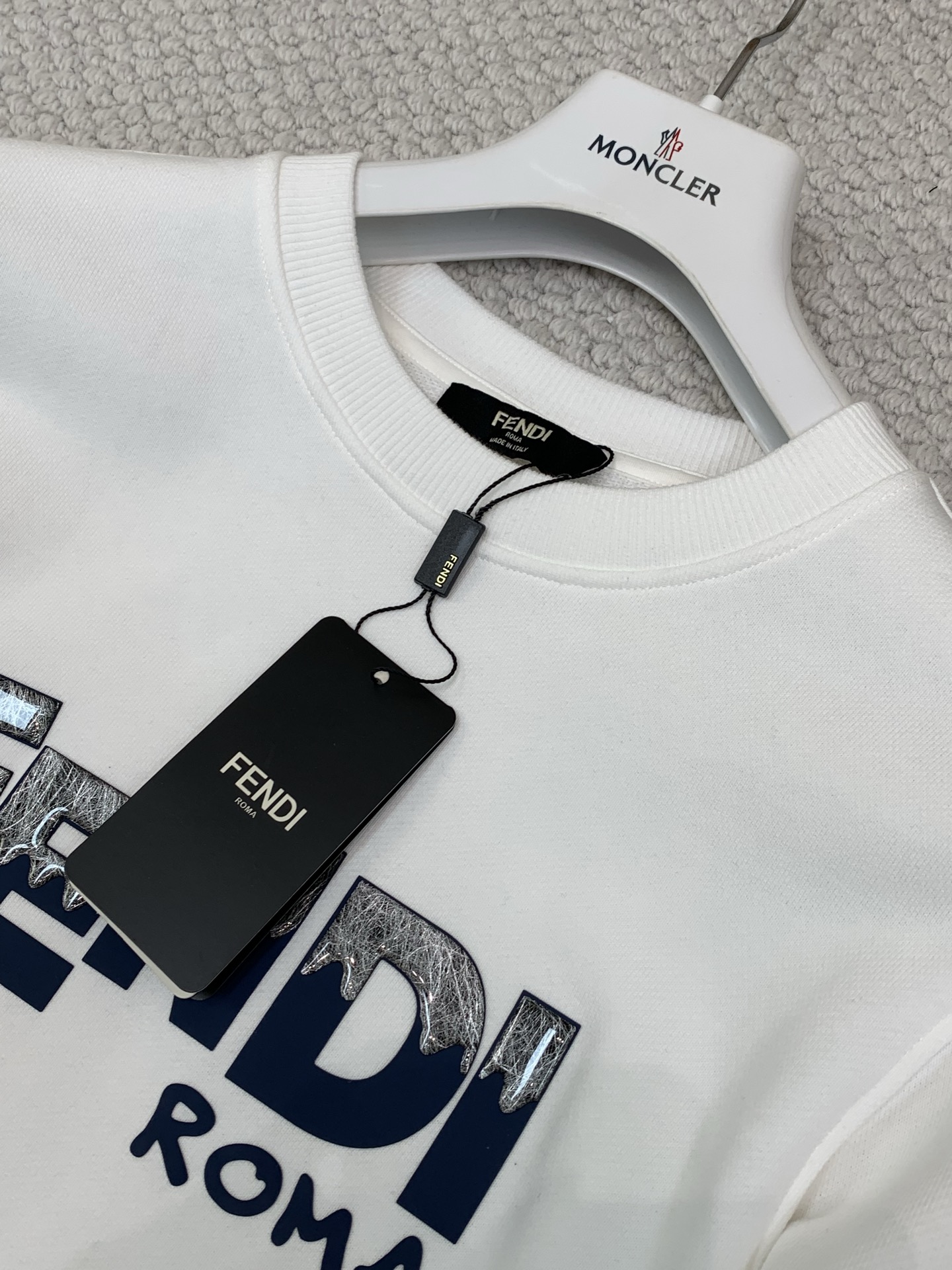 ，FENDI 芬迪，2026早秋最新品，专柜同步有售，原单狠货，时尚休闲圆领卫衣，进口原版面料，顶级印花工艺字母图案lo