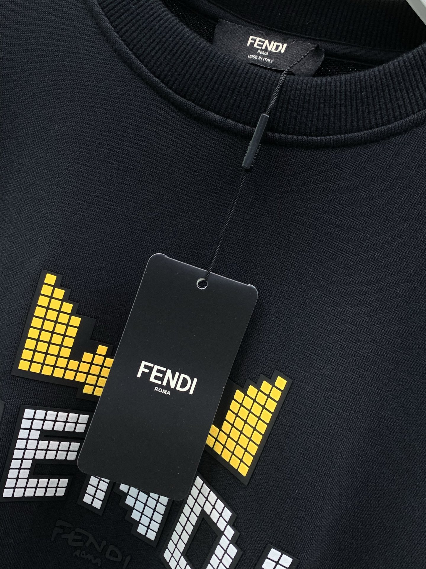 ，FENDI 芬迪，2026早秋最新品，专柜同步有售，原单狠货，时尚休闲圆领卫衣，进口原版面料，顶级印花工艺字母图案lo