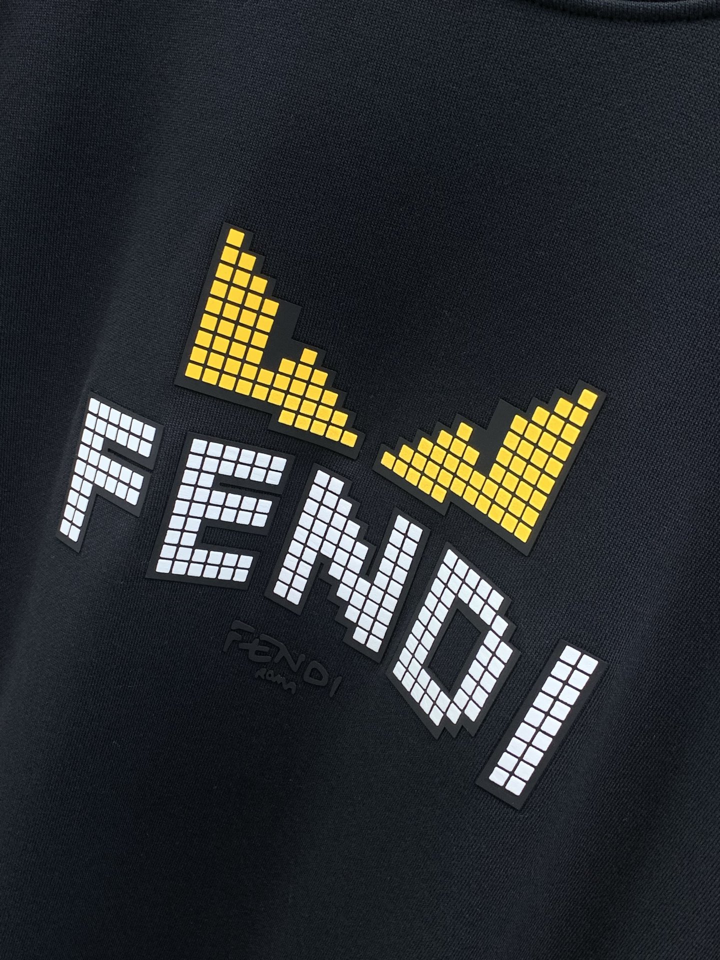 ，FENDI 芬迪，2026早秋最新品，专柜同步有售，原单狠货，时尚休闲圆领卫衣，进口原版面料，顶级印花工艺字母图案lo