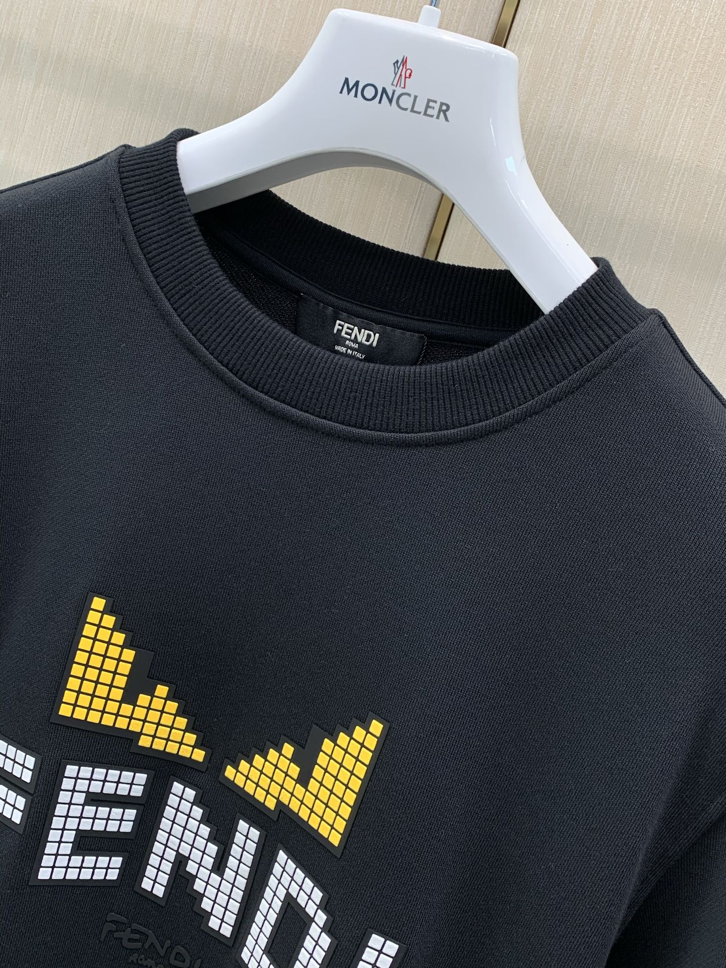 ，FENDI 芬迪，2026早秋最新品，专柜同步有售，原单狠货，时尚休闲圆领卫衣，进口原版面料，顶级印花工艺字母图案lo