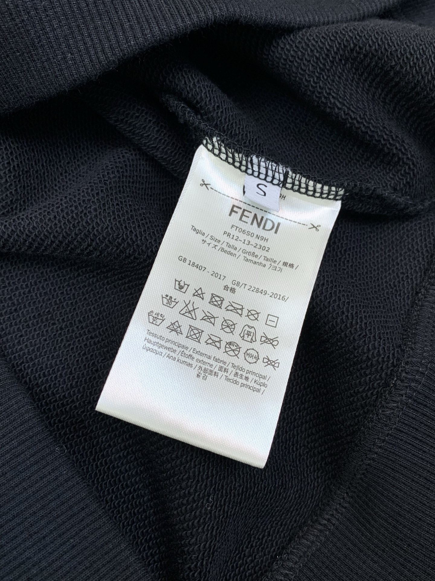 ，FENDI 芬迪，2026早秋最新品，专柜同步有售，原单狠货，时尚休闲圆领卫衣，进口原版面料，顶级印花工艺字母图案lo