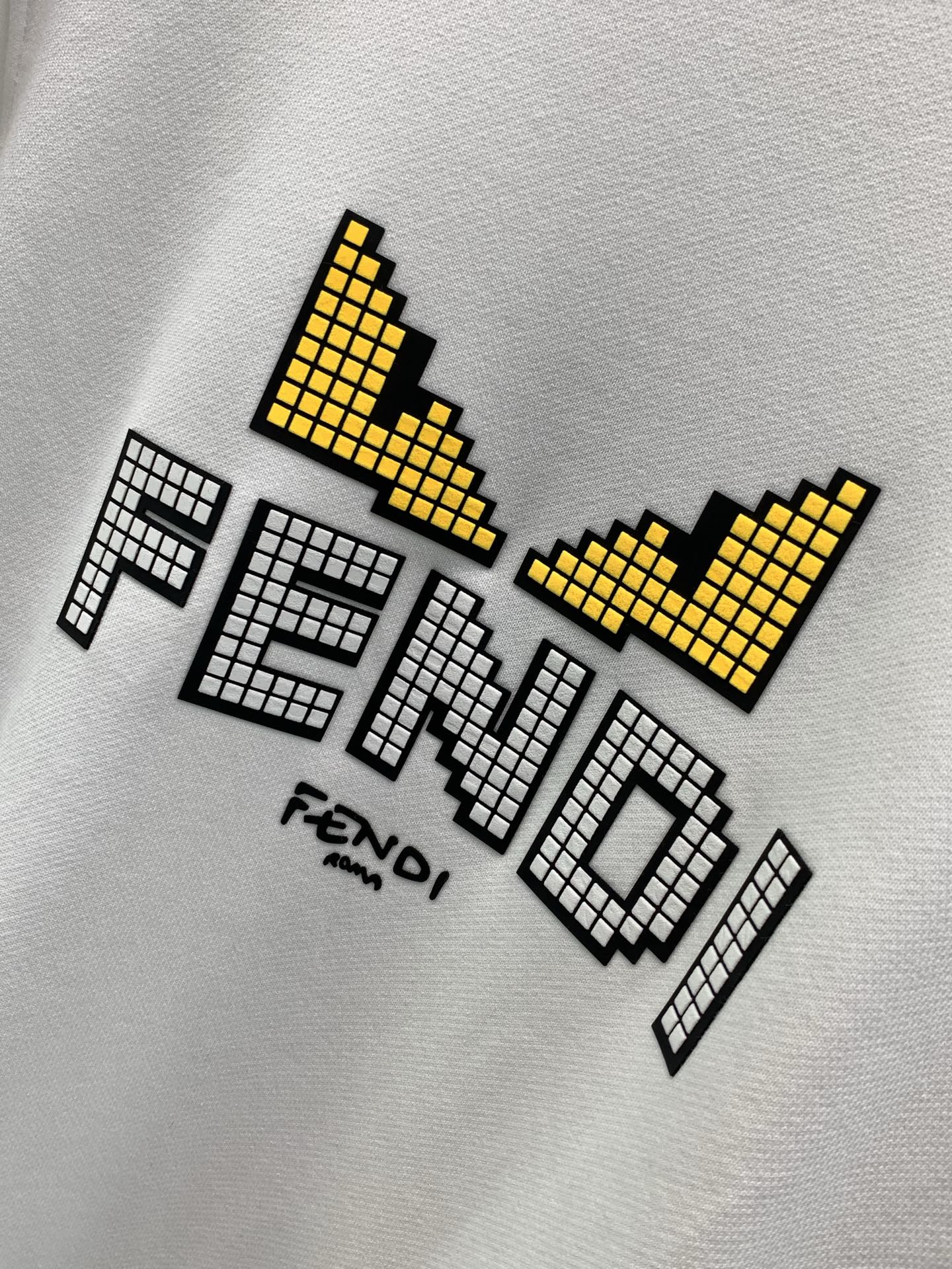 ，FENDI 芬迪，2026早秋最新品，专柜同步有售，原单狠货，时尚休闲圆领卫衣，进口原版面料，顶级印花工艺字母图案lo