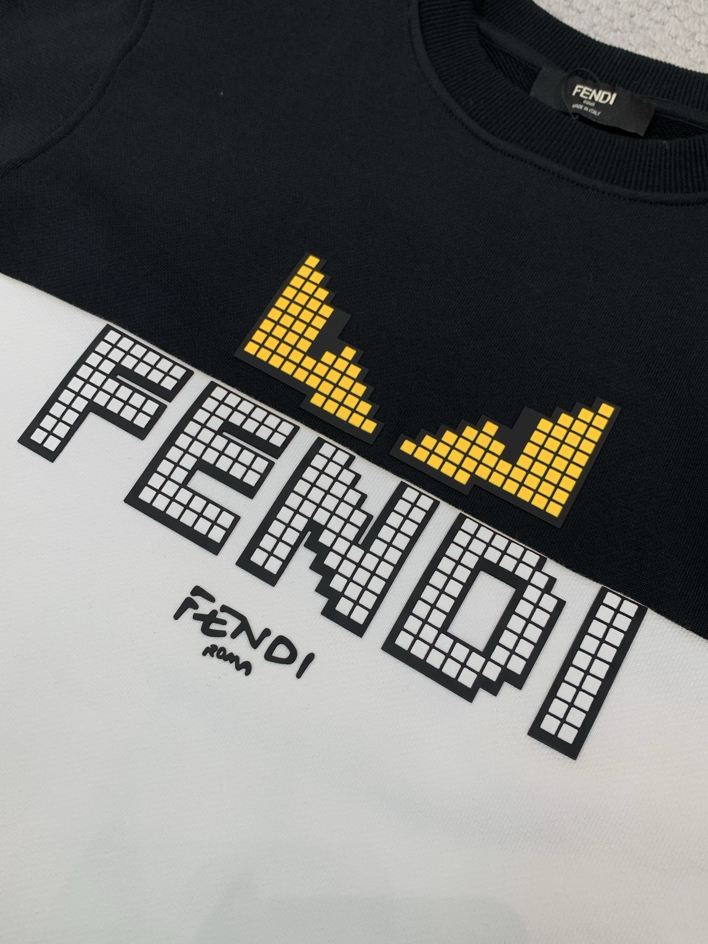 ，FENDI 芬迪，2026早秋最新品，专柜同步有售，原单狠货，时尚休闲圆领卫衣，进口原版面料，顶级印花工艺字母图案lo