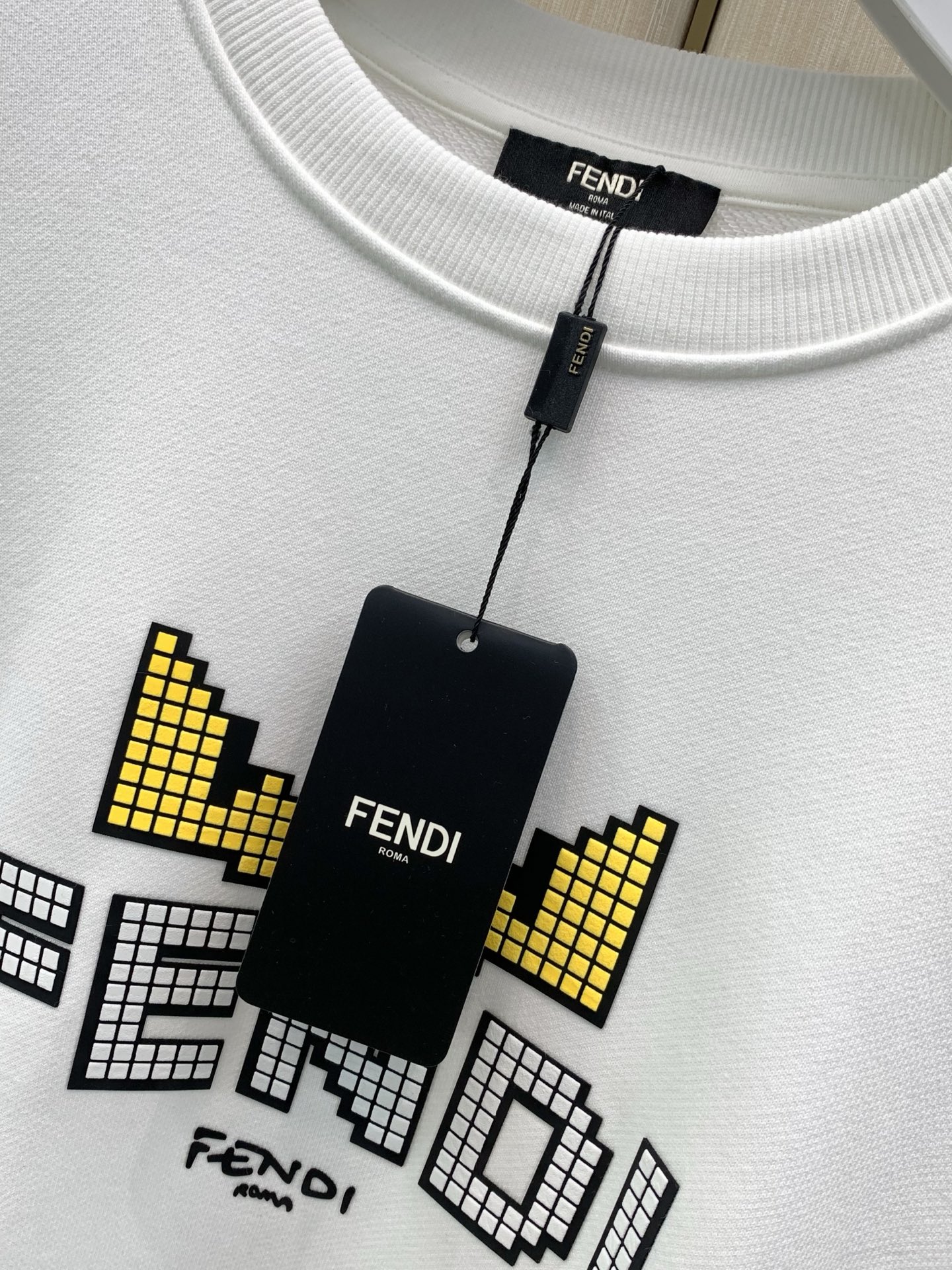 ，FENDI 芬迪，2026早秋最新品，专柜同步有售，原单狠货，时尚休闲圆领卫衣，进口原版面料，顶级印花工艺字母图案lo