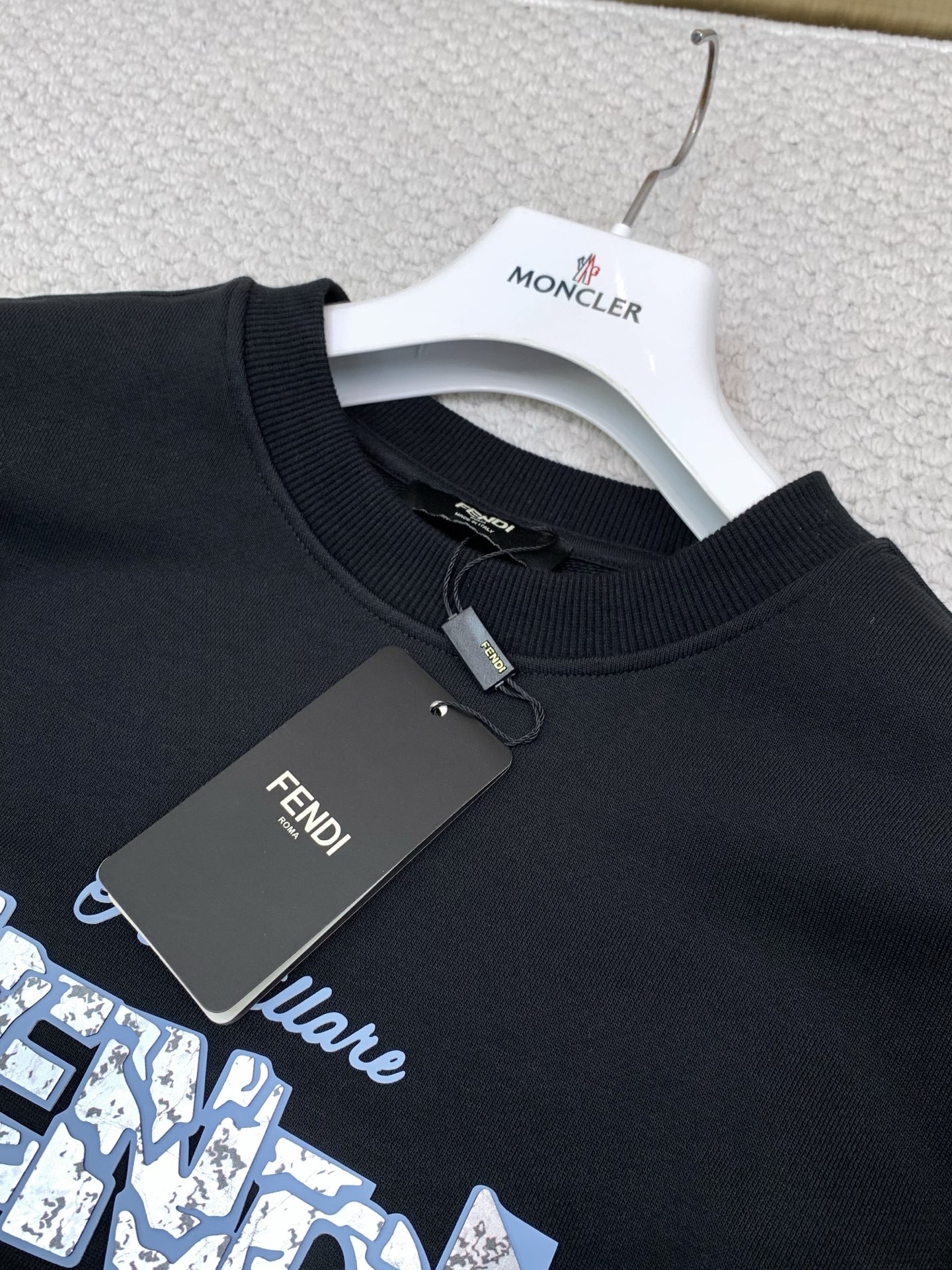 ，FENDI 芬迪，2026早秋最新品，专柜同步有售，原单狠货，时尚休闲圆领卫衣，进口原版面料，顶级印花工艺字母图案lo