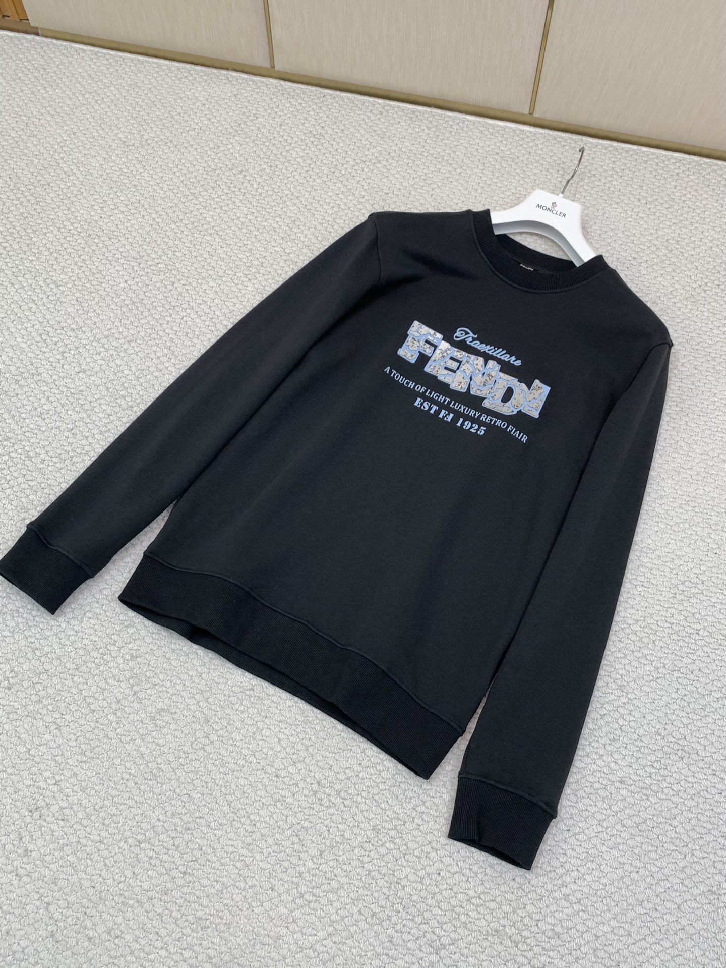 ，FENDI 芬迪，2026早秋最新品，专柜同步有售，原单狠货，时尚休闲圆领卫衣，进口原版面料，顶级印花工艺字母图案lo
