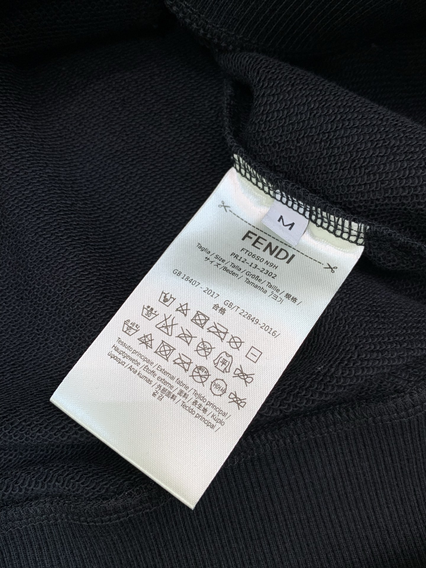 ，FENDI 芬迪，2026早秋最新品，专柜同步有售，原单狠货，时尚休闲圆领卫衣，进口原版面料，顶级印花工艺字母图案lo