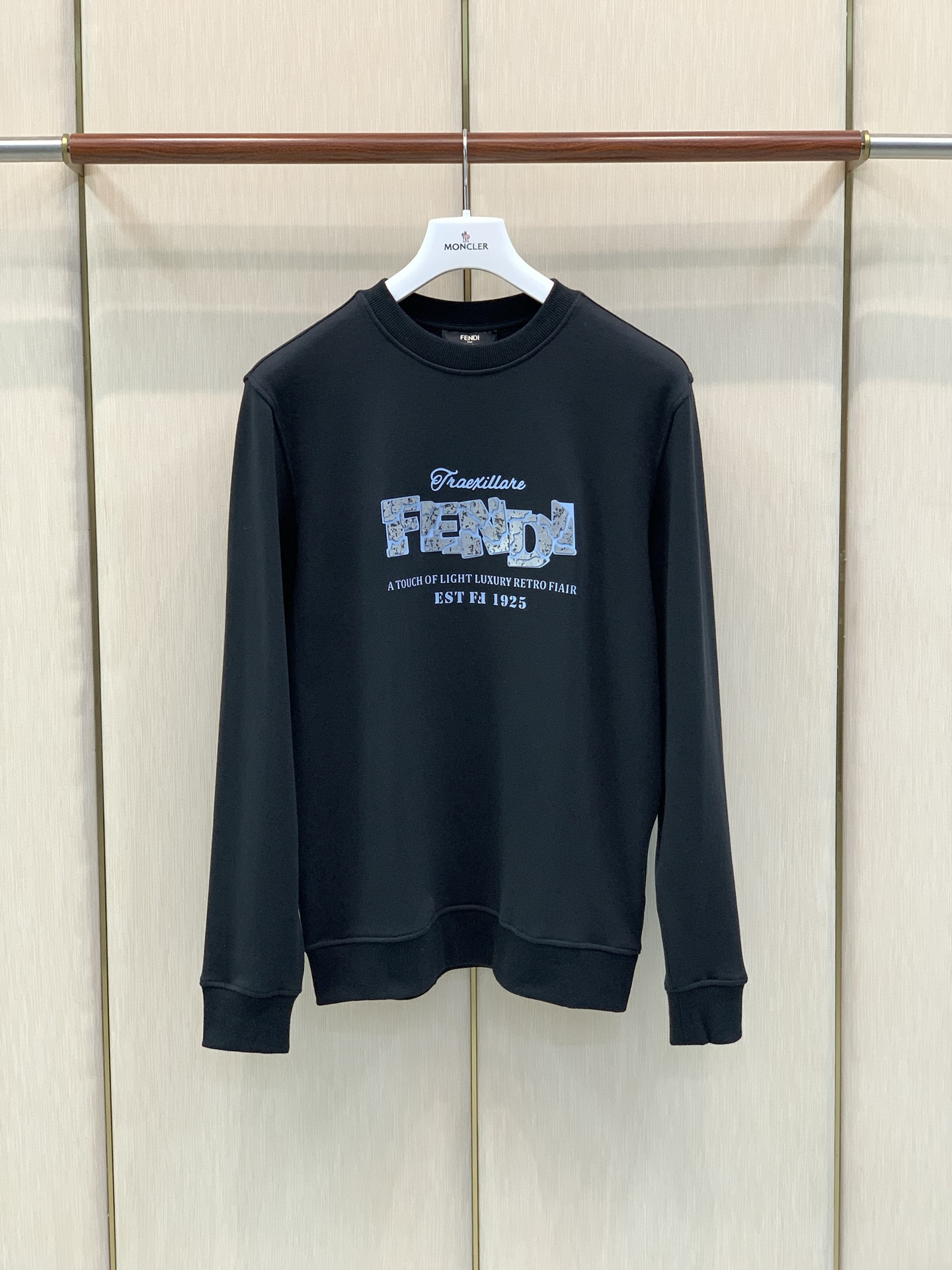 ，FENDI 芬迪，2026早秋最新品，专柜同步有售，原单狠货，时尚休闲圆领卫衣，进口原版面料，顶级印花工艺字母图案lo