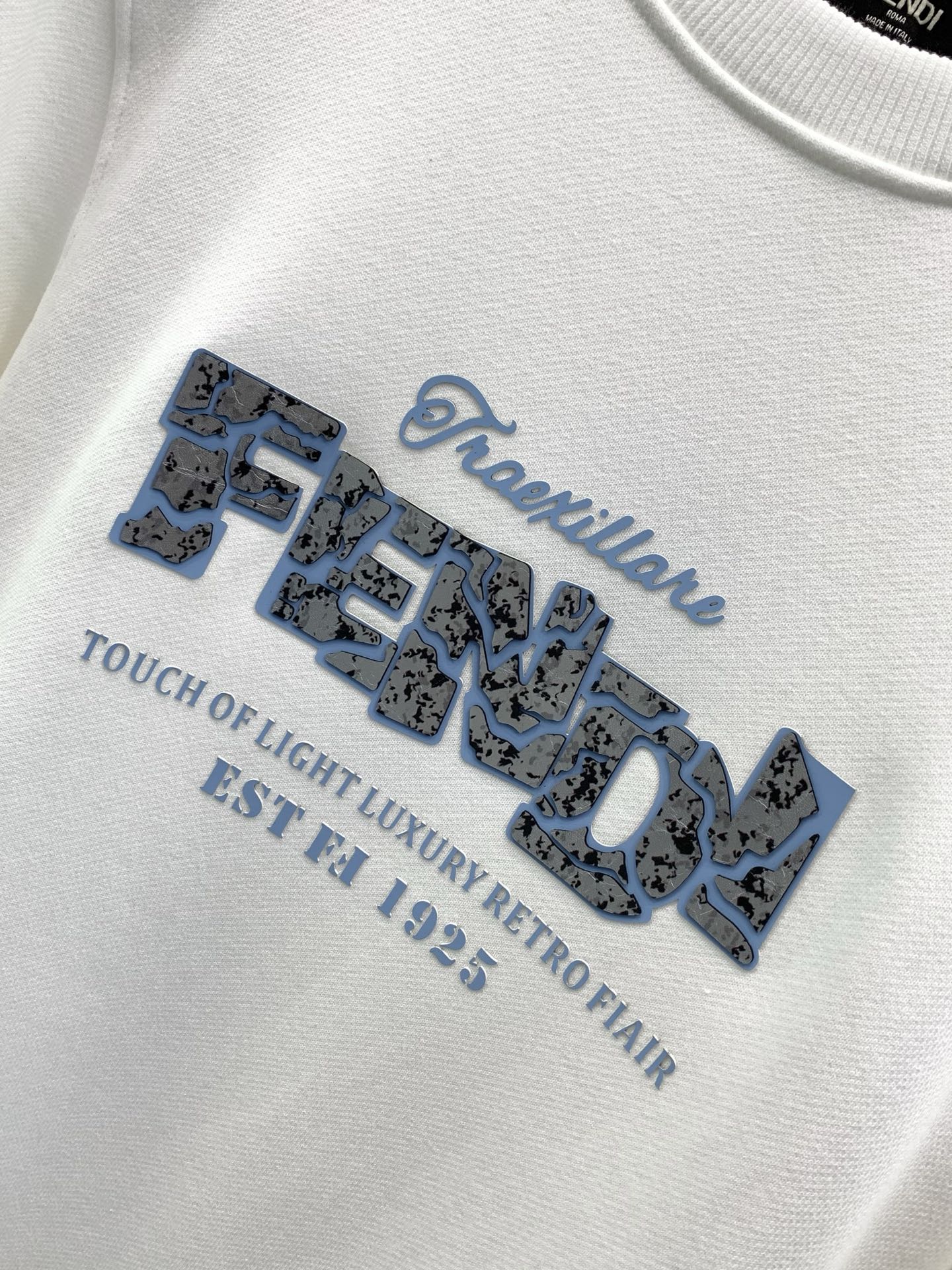 ，FENDI 芬迪，2026早秋最新品，专柜同步有售，原单狠货，时尚休闲圆领卫衣，进口原版面料，顶级印花工艺字母图案lo
