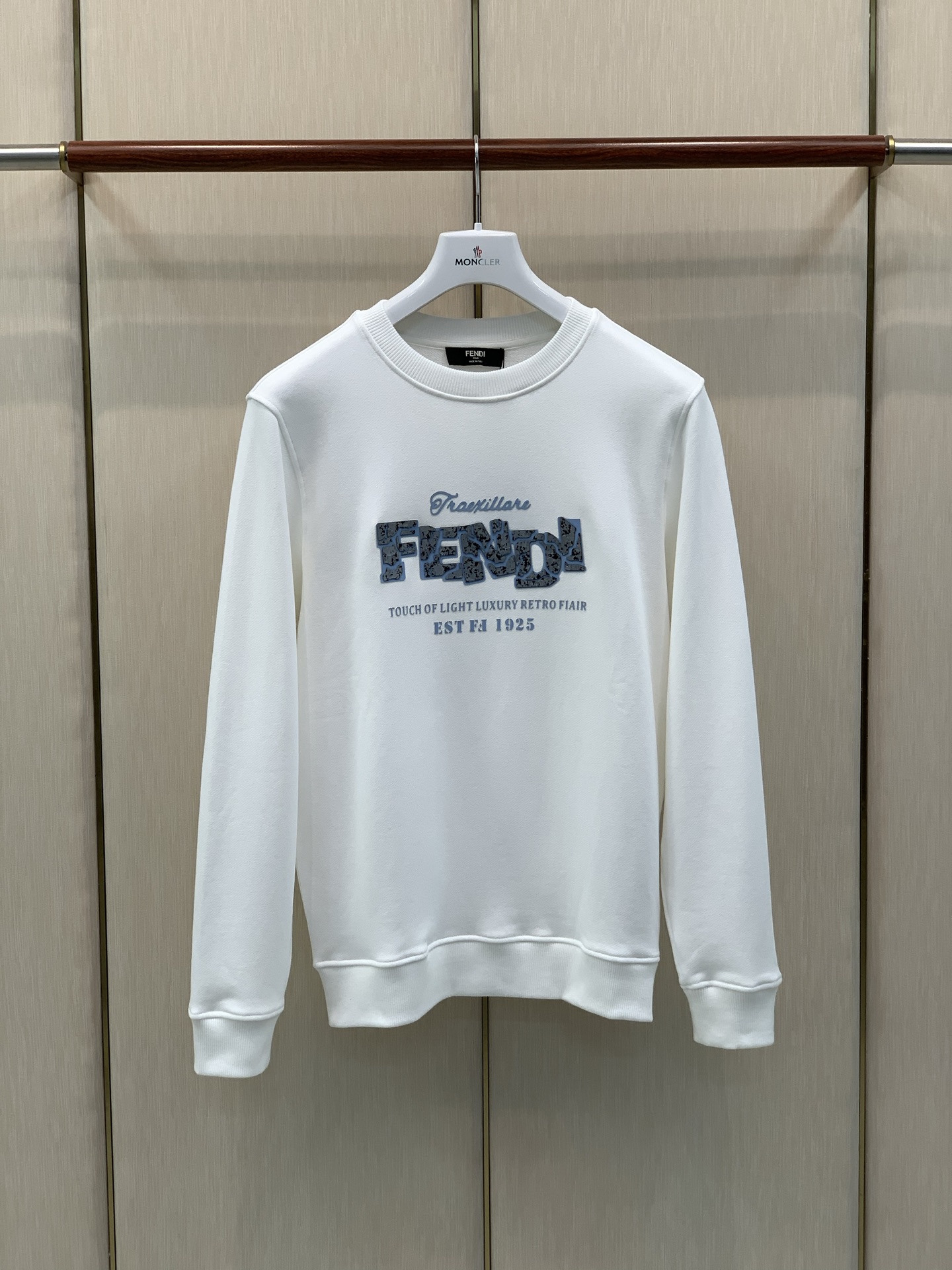 ，FENDI 芬迪，2026早秋最新品，专柜同步有售，原单狠货，时尚休闲圆领卫衣，进口原版面料，顶级印花工艺字母图案lo