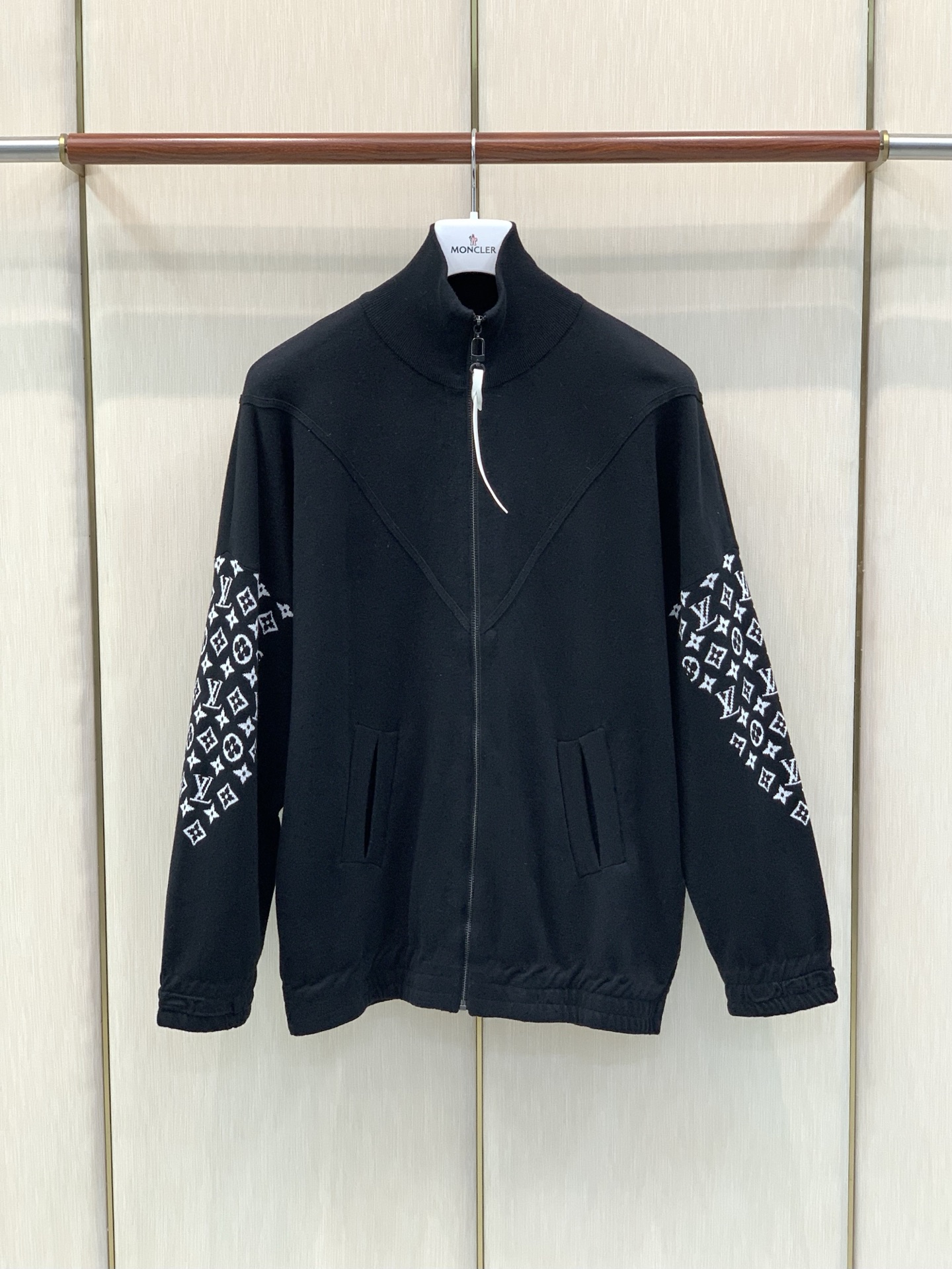 ，LouisVuitton 路易威登，2026秋冬最新款，专柜同步有售，原单狠货，时尚休闲针织开衫毛衣外套，上身很有特点